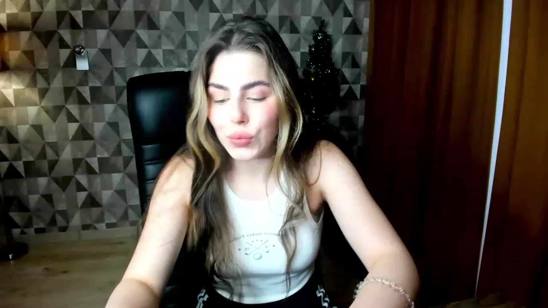 Gallery image thumbnail from Kamila_Swen's myfreecams stream on, 01/29/2023, 12:56 image 8 of 20