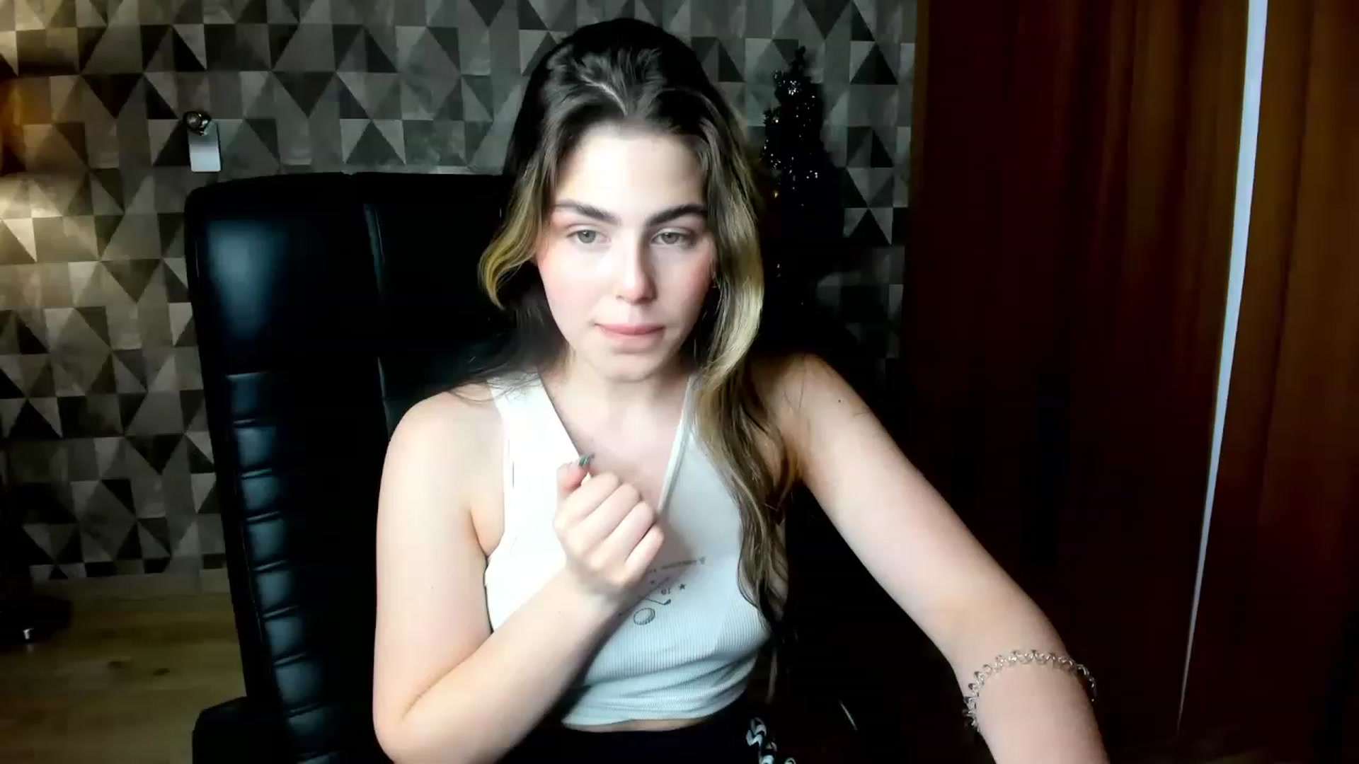 Gallery image thumbnail from Kamila_Swen's myfreecams stream on, 01/29/2023, 12:56 image 6 of 20