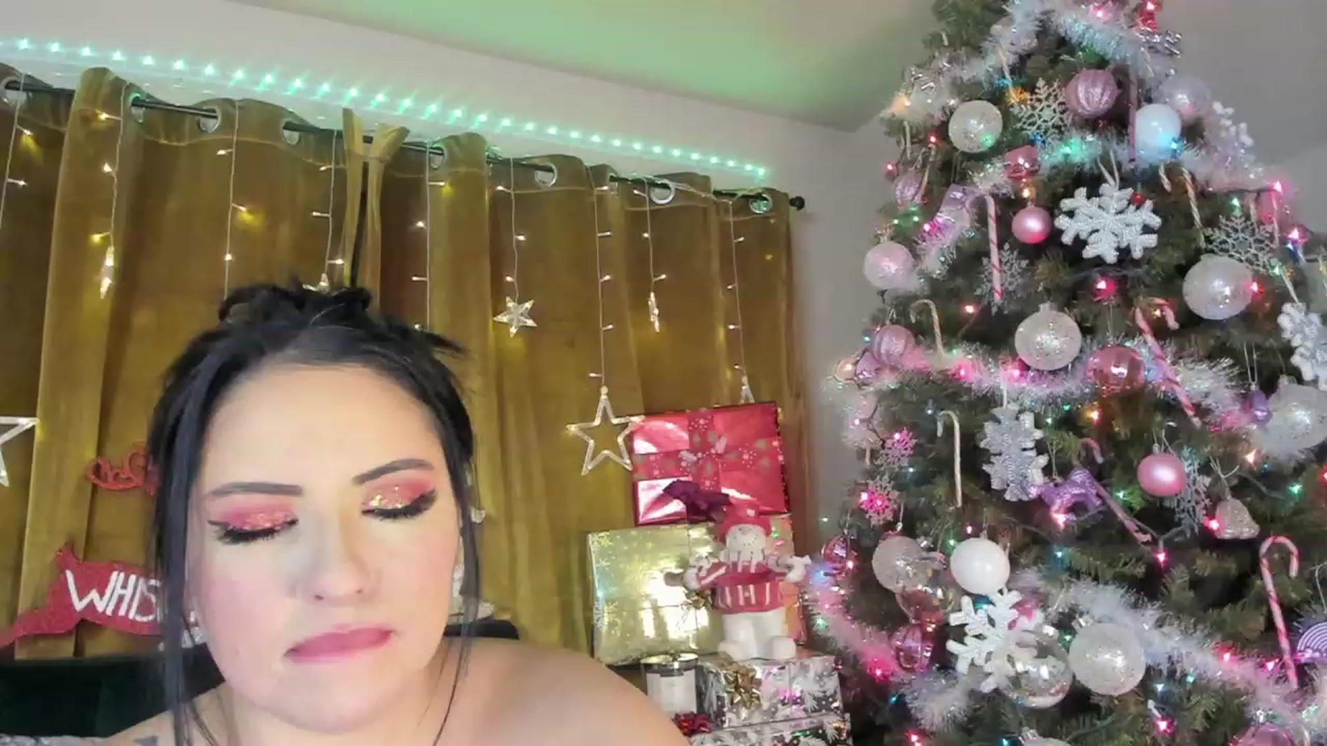 Gallery image thumbnail from Kamila__'s myfreecams stream on, 12/17/2022, 11:09 image 12 of 20