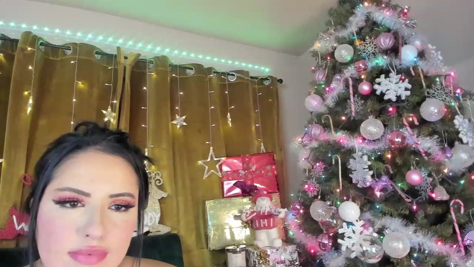 Gallery image thumbnail from Kamila__'s myfreecams stream on, 12/17/2022, 11:09 image 16 of 20