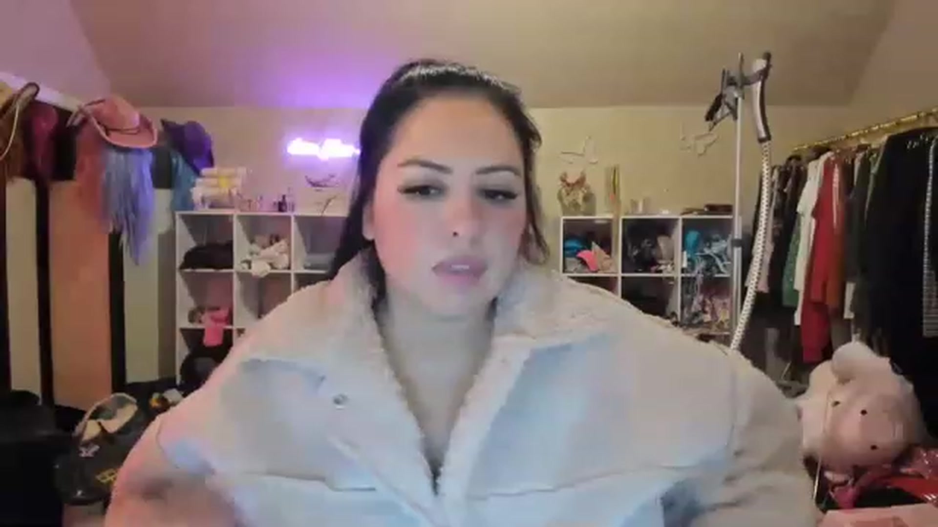 Gallery image thumbnail from Kamila__'s myfreecams stream on, 01/11/2023, 03:01 image 14 of 20