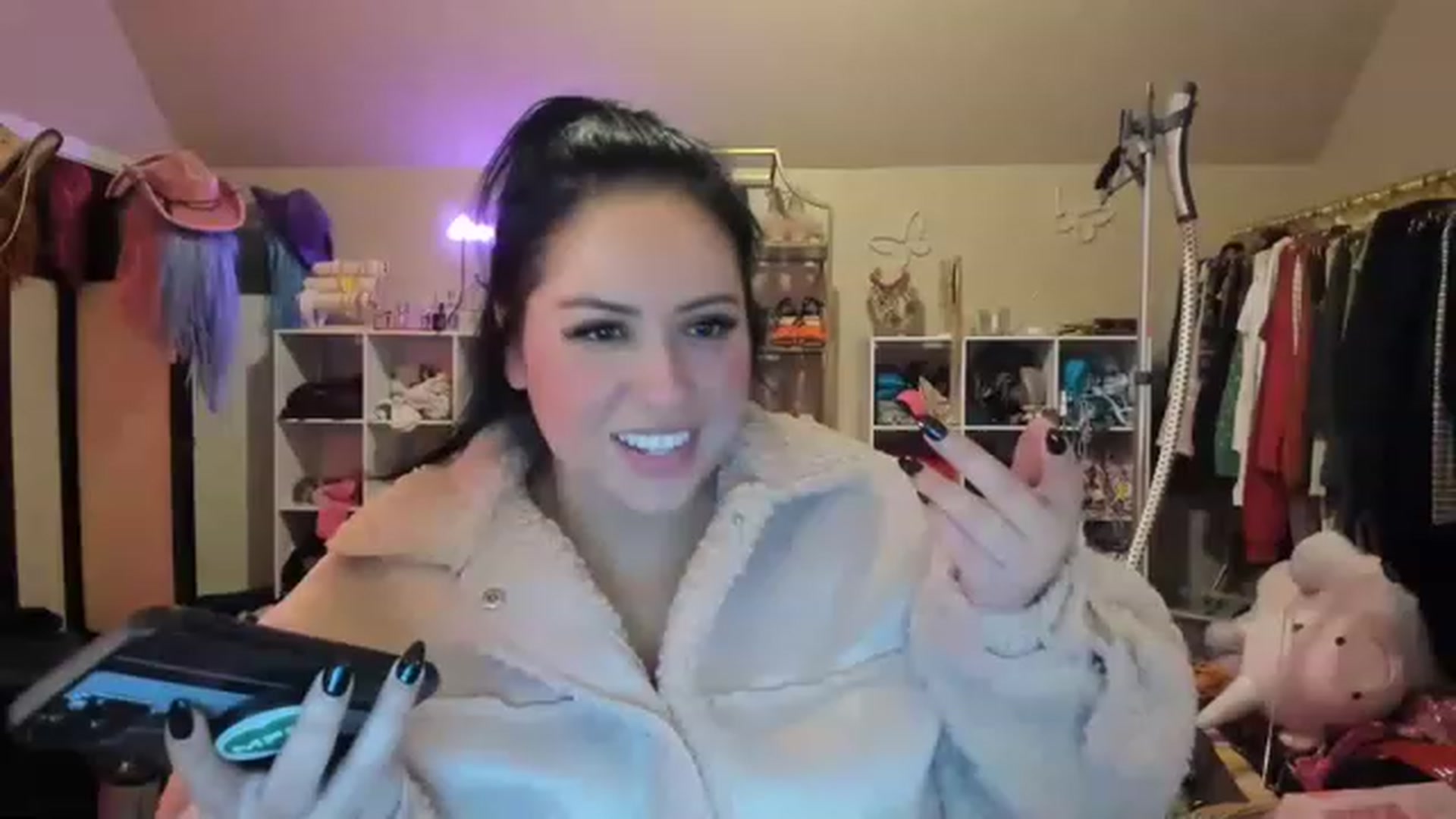 Gallery image thumbnail from Kamila__'s myfreecams stream on, 01/11/2023, 03:01 image 1 of 20
