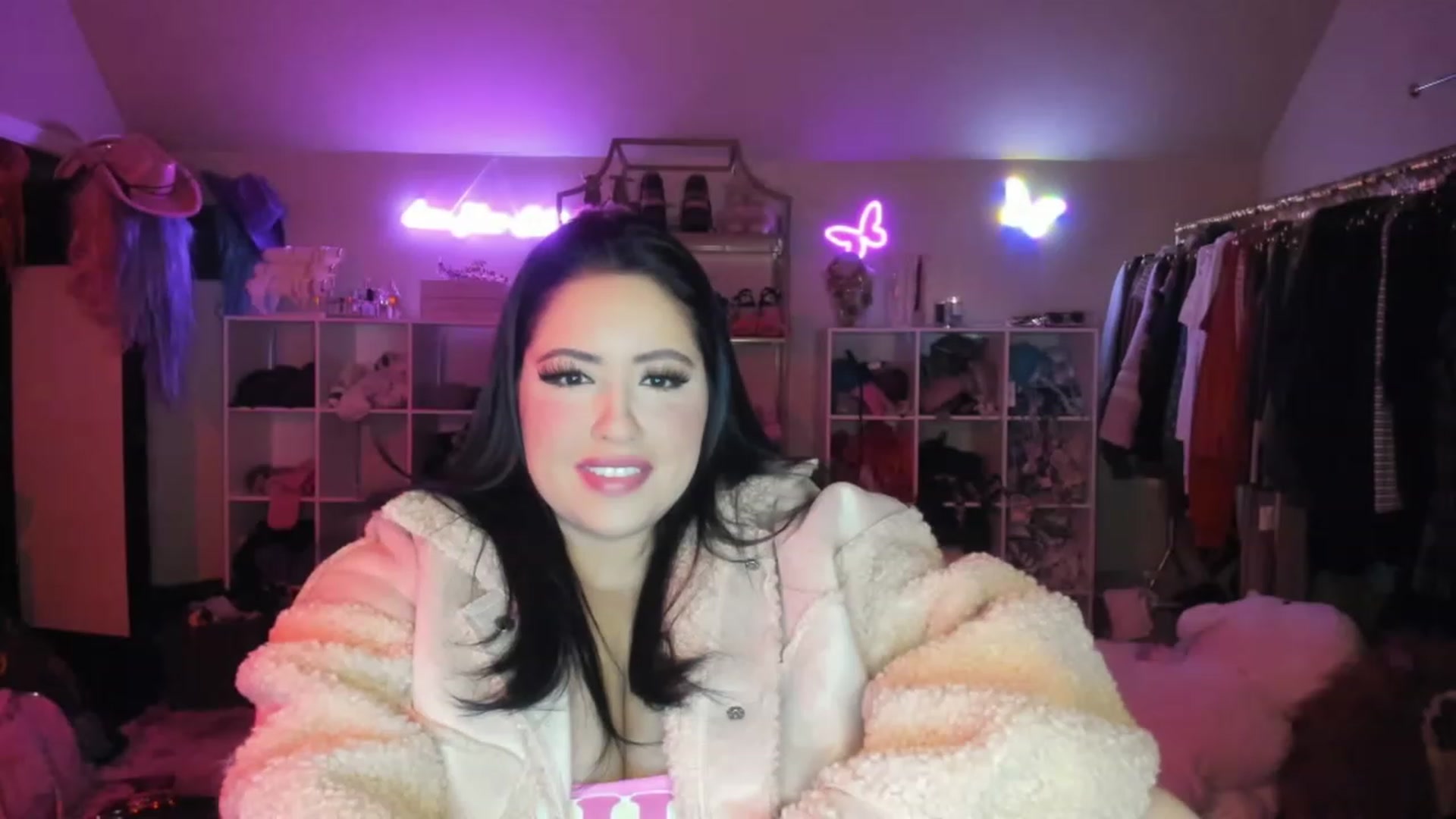 Gallery image thumbnail from Kamila__'s myfreecams stream on, 01/13/2023, 03:56 image 6 of 20