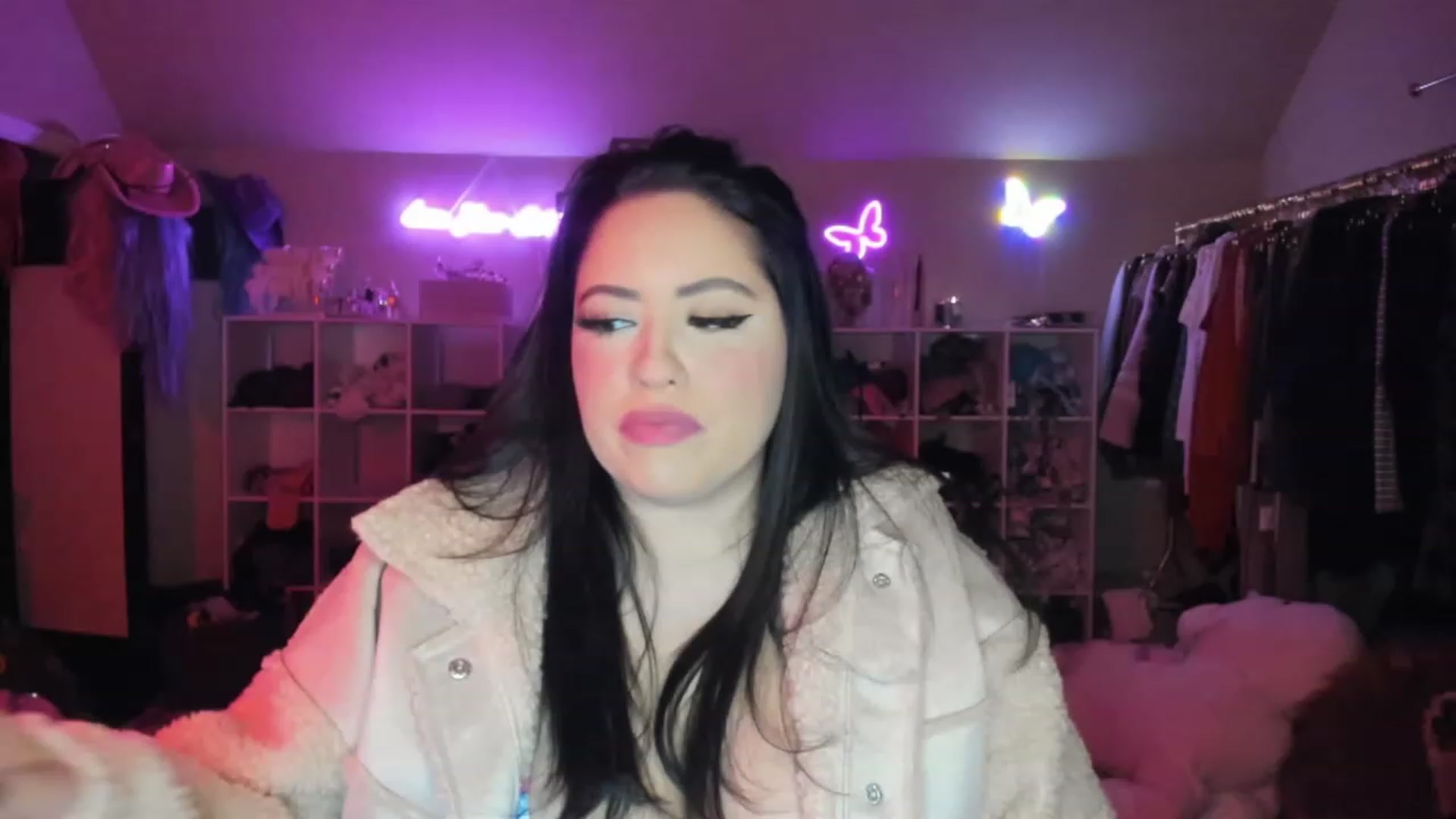 Gallery image thumbnail from Kamila__'s myfreecams stream on, 01/13/2023, 03:56 image 3 of 20