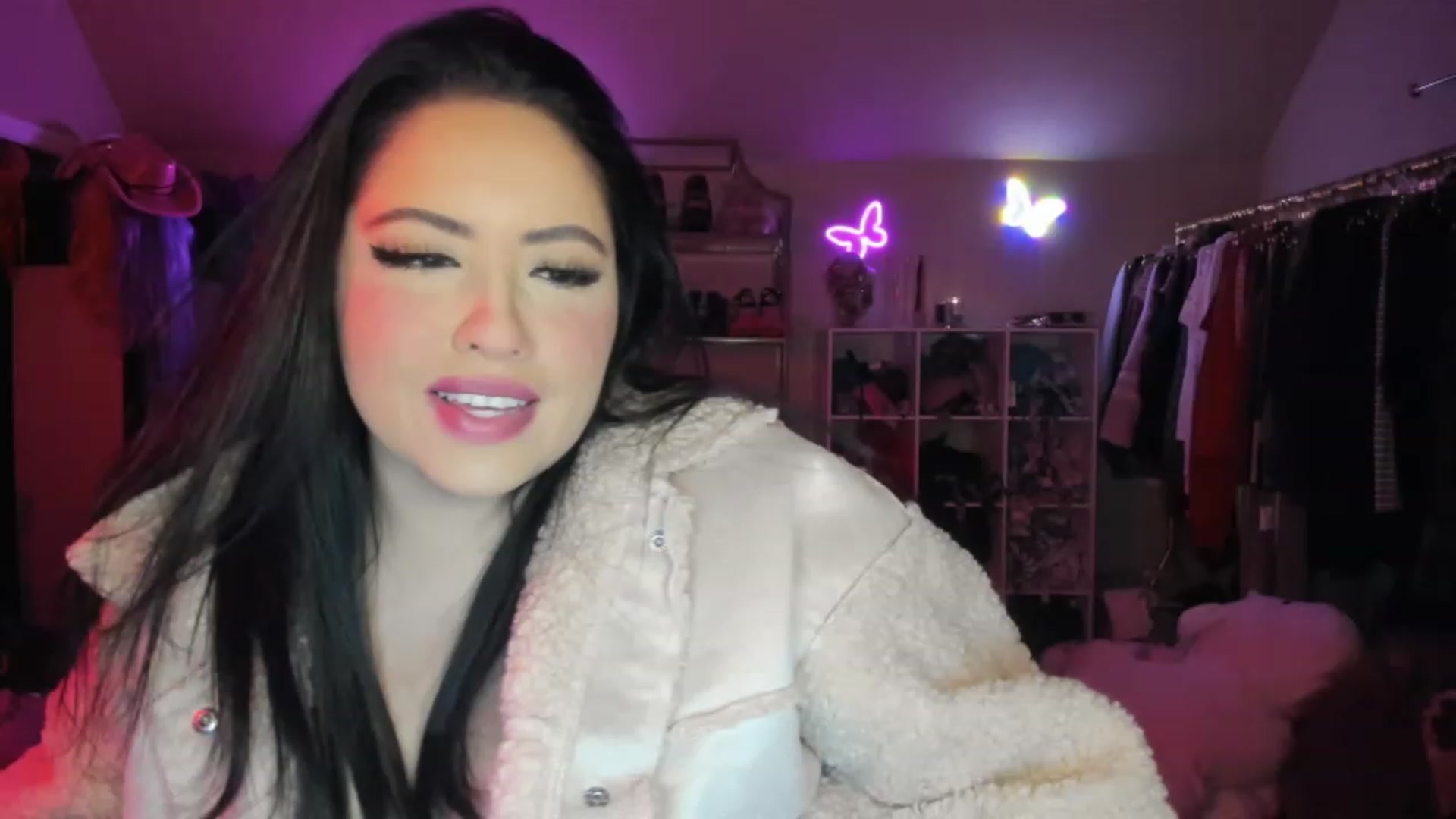Gallery image thumbnail from Kamila__'s myfreecams stream on, 01/13/2023, 03:56 image 7 of 20
