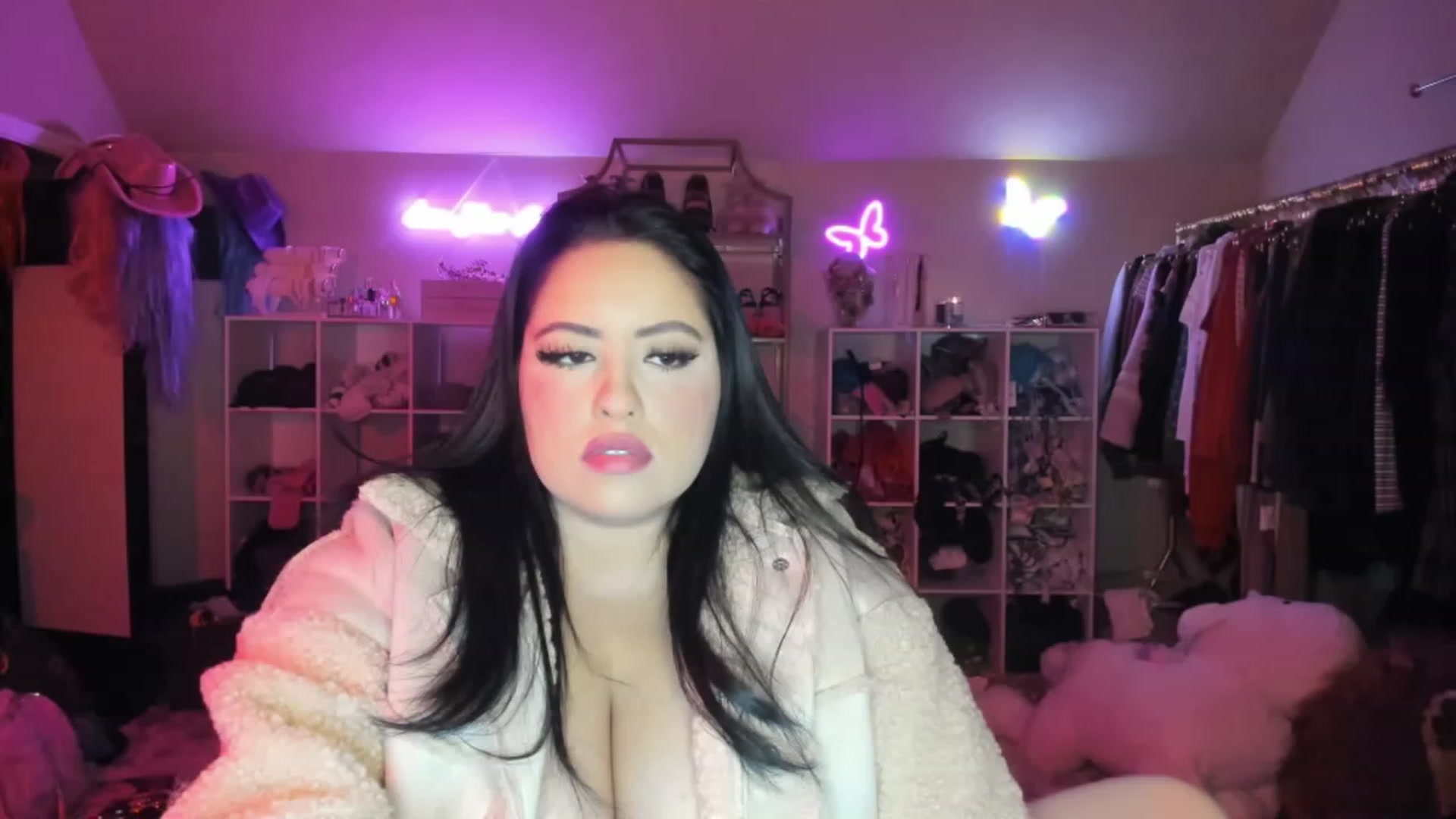 Gallery image thumbnail from Kamila__'s myfreecams stream on, 01/13/2023, 03:56 image 5 of 20