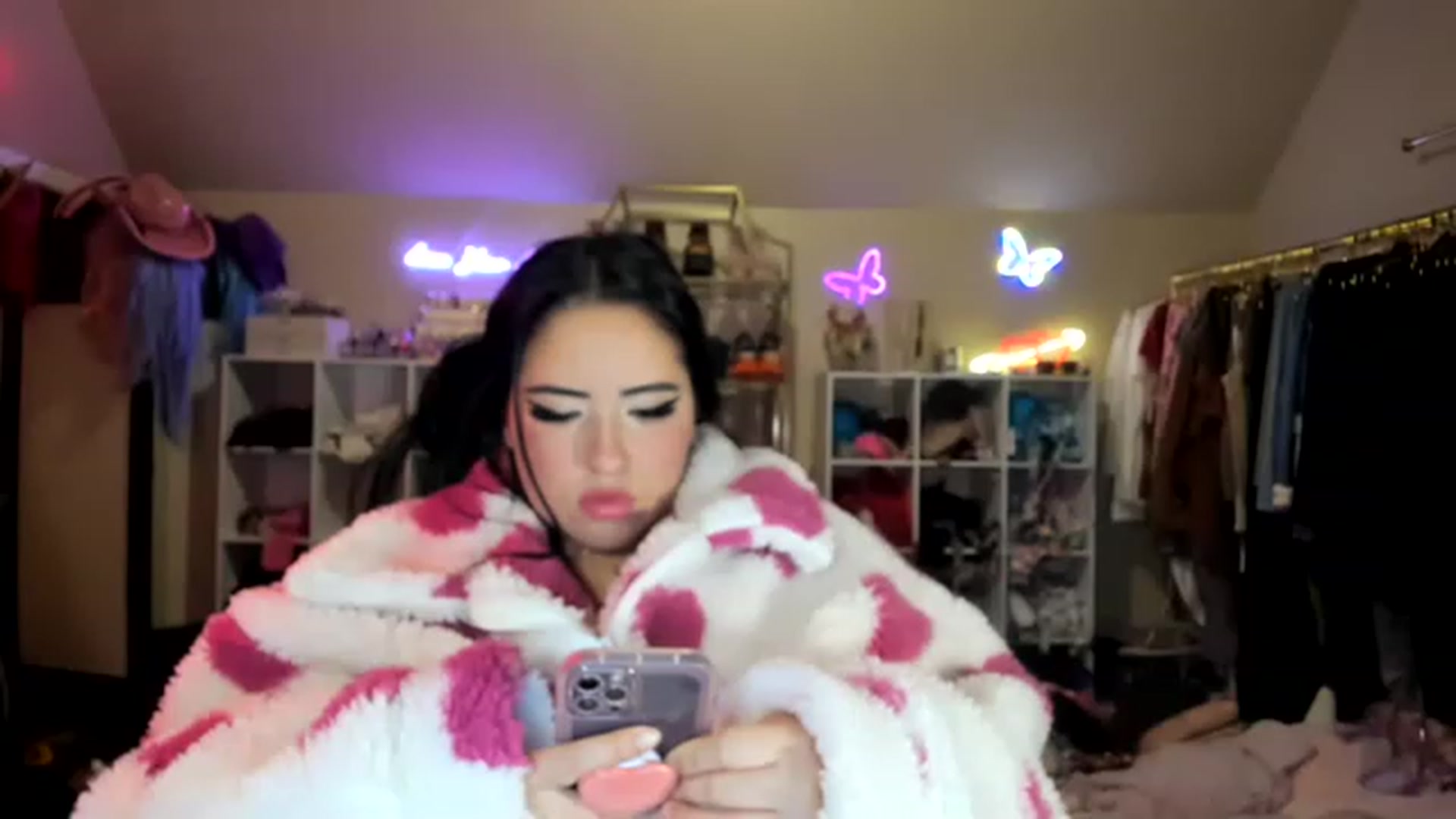 Gallery image thumbnail from Kamila__'s myfreecams stream on, 01/21/2023, 09:40 image 4 of 20