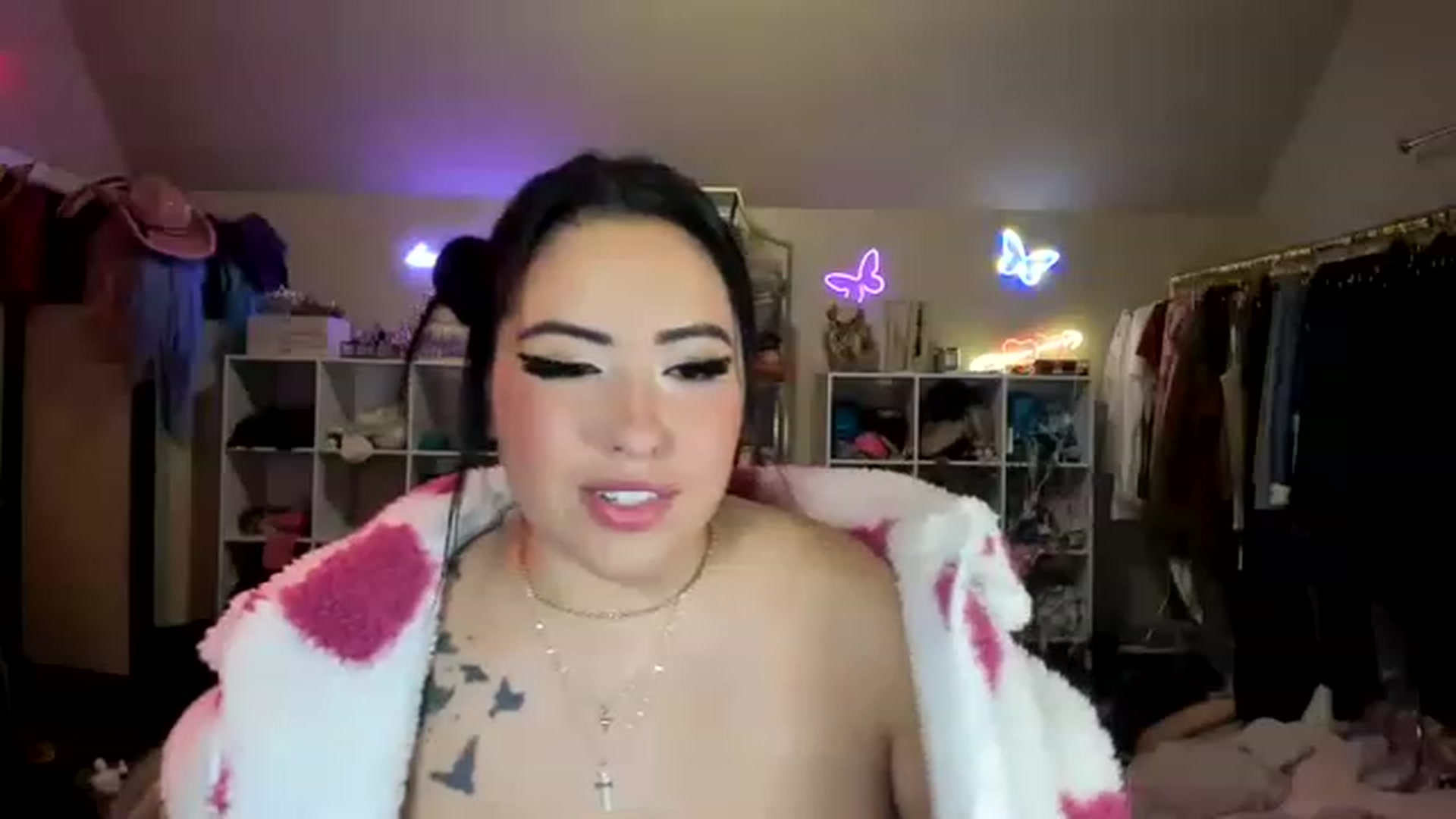Gallery image thumbnail from Kamila__'s myfreecams stream on, 01/21/2023, 09:40 image 18 of 20