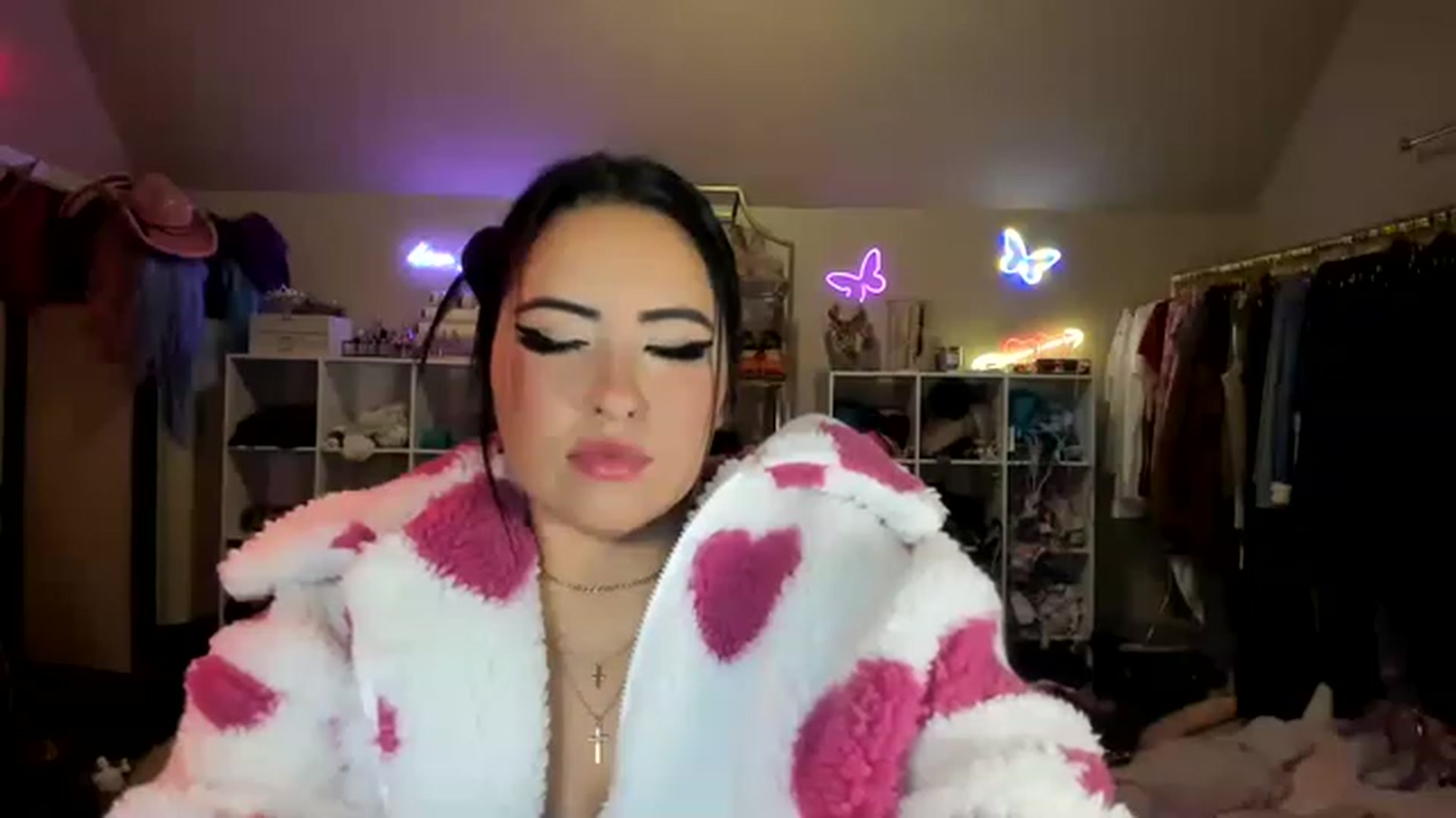 Gallery image thumbnail from Kamila__'s myfreecams stream on, 01/21/2023, 09:40 image 17 of 20