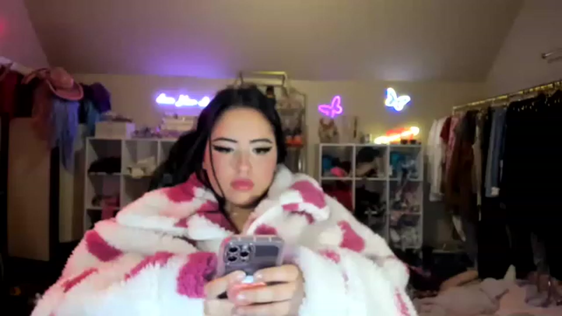 Gallery image thumbnail from Kamila__'s myfreecams stream on, 01/21/2023, 09:40 image 1 of 20