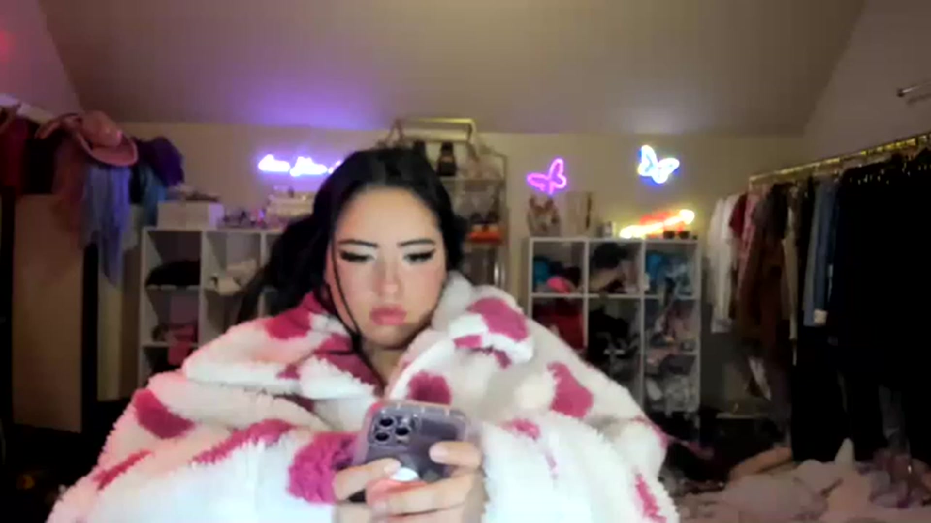 Gallery image thumbnail from Kamila__'s myfreecams stream on, 01/21/2023, 09:40 image 2 of 20