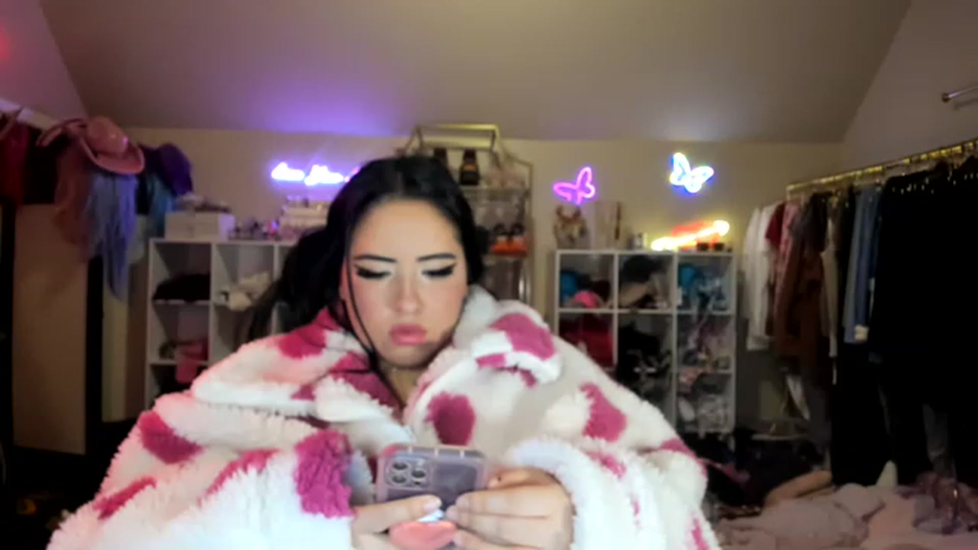 Gallery image thumbnail from Kamila__'s myfreecams stream on, 01/21/2023, 09:40 image 3 of 20