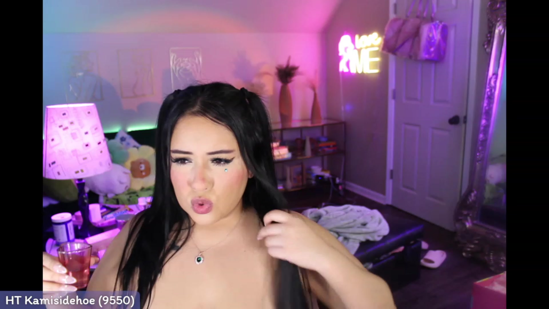 Gallery image thumbnail from Kamila__'s myfreecams stream on, 03/18/2023, 04:00 image 13 of 20
