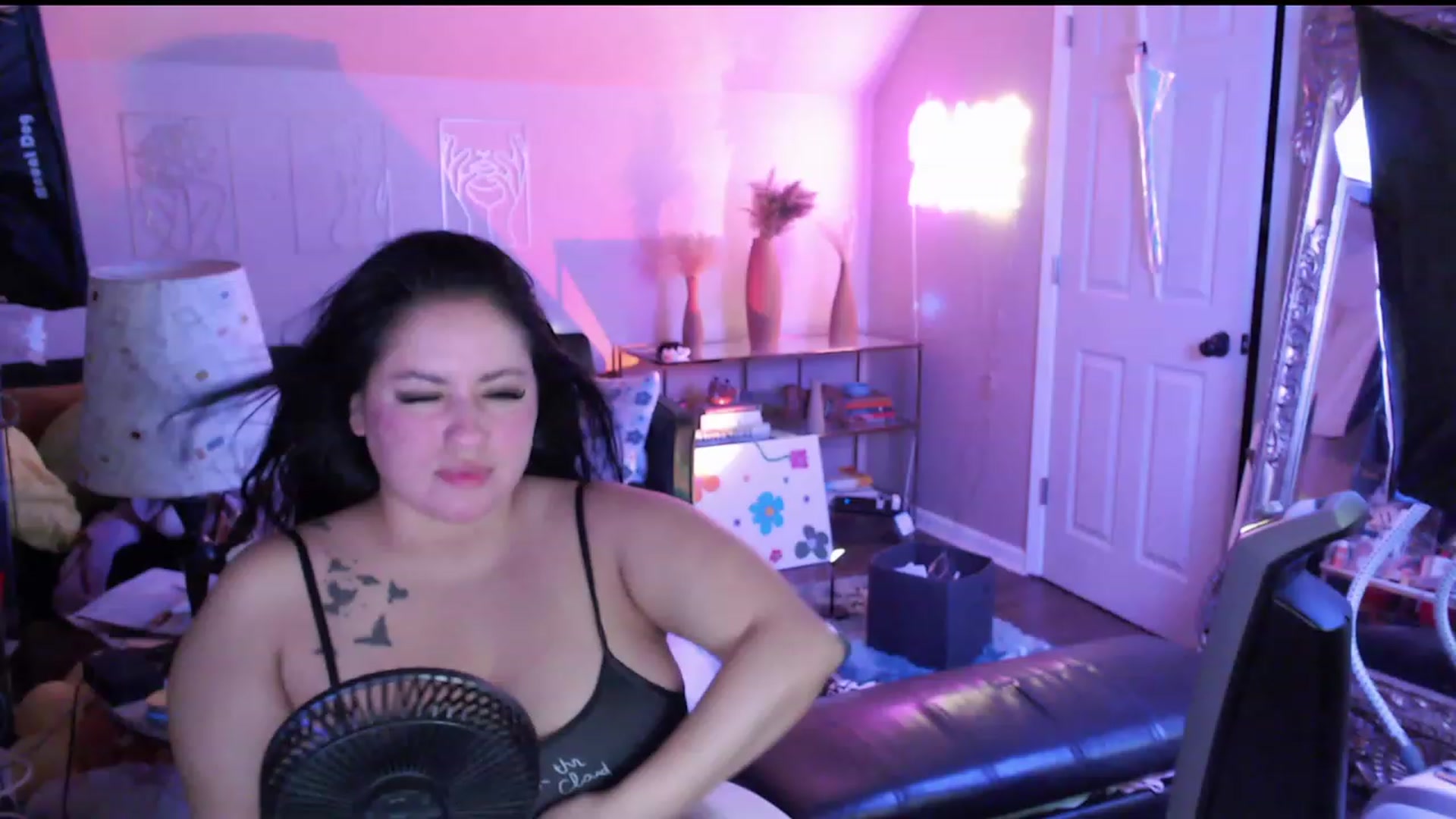 Gallery image thumbnail from Kamila__'s myfreecams stream on, 05/07/2023, 09:57 image 3 of 20