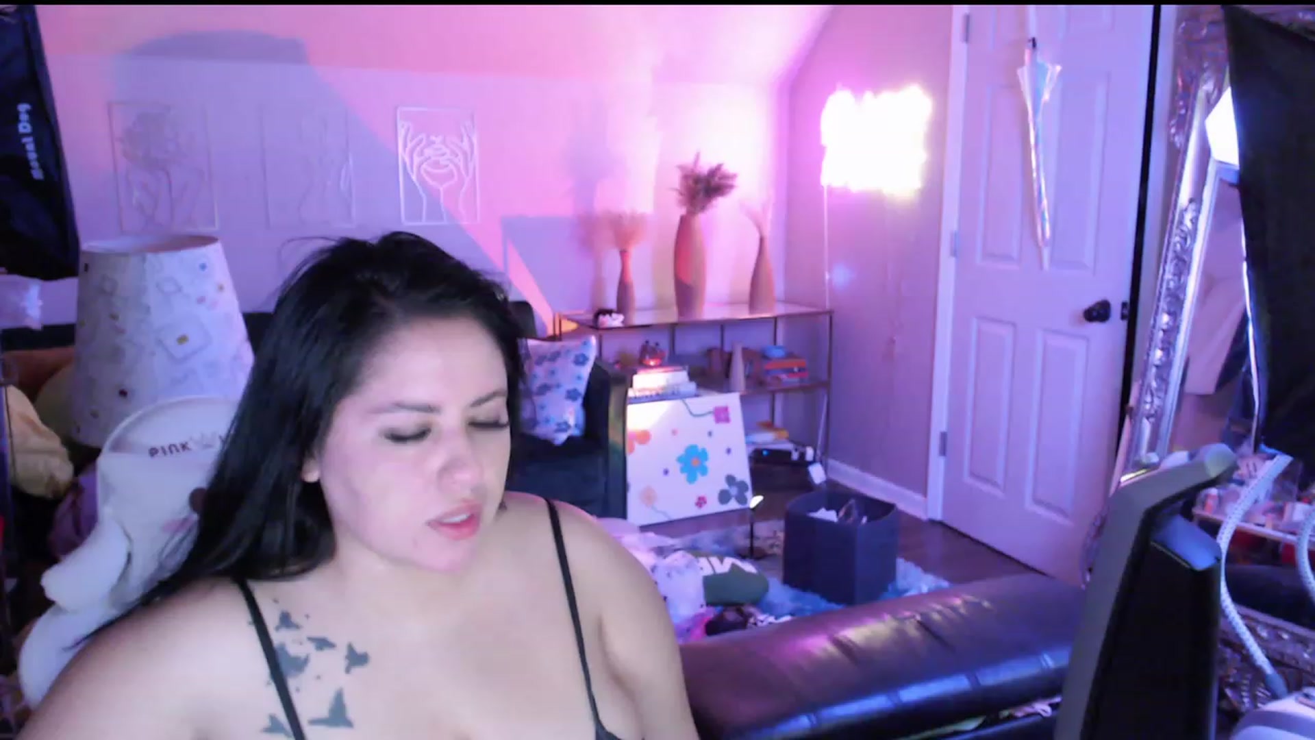 Gallery image thumbnail from Kamila__'s myfreecams stream on, 05/07/2023, 09:57 image 4 of 20