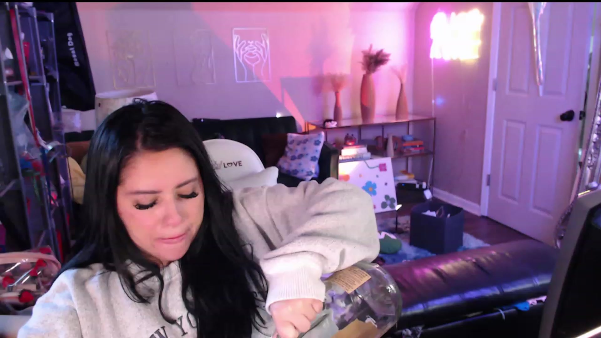 Gallery image thumbnail from Kamila__'s myfreecams stream on, 05/07/2023, 13:19 image 1 of 20