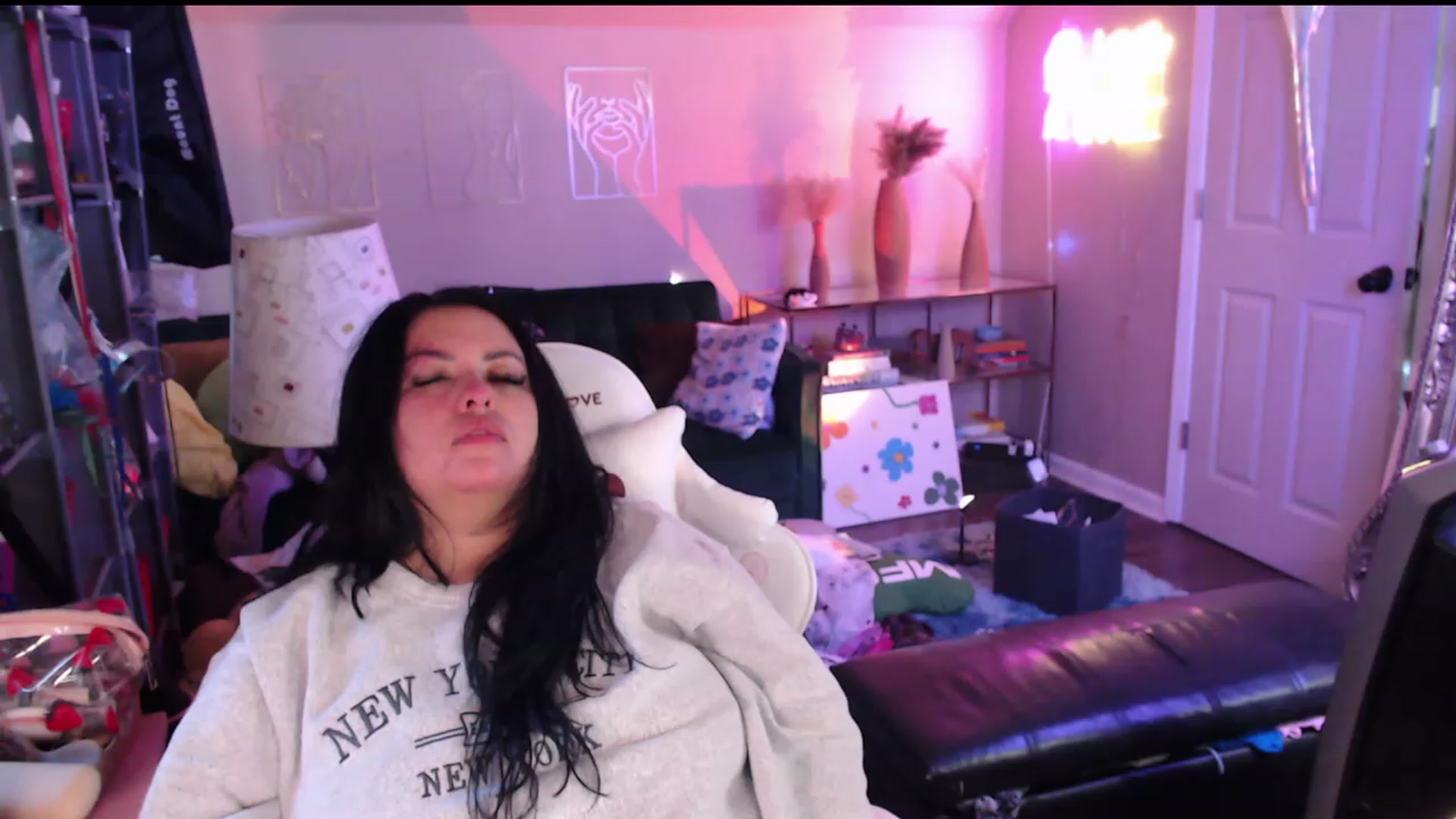 Gallery image thumbnail from Kamila__'s myfreecams stream on, 05/07/2023, 13:19 image 19 of 20