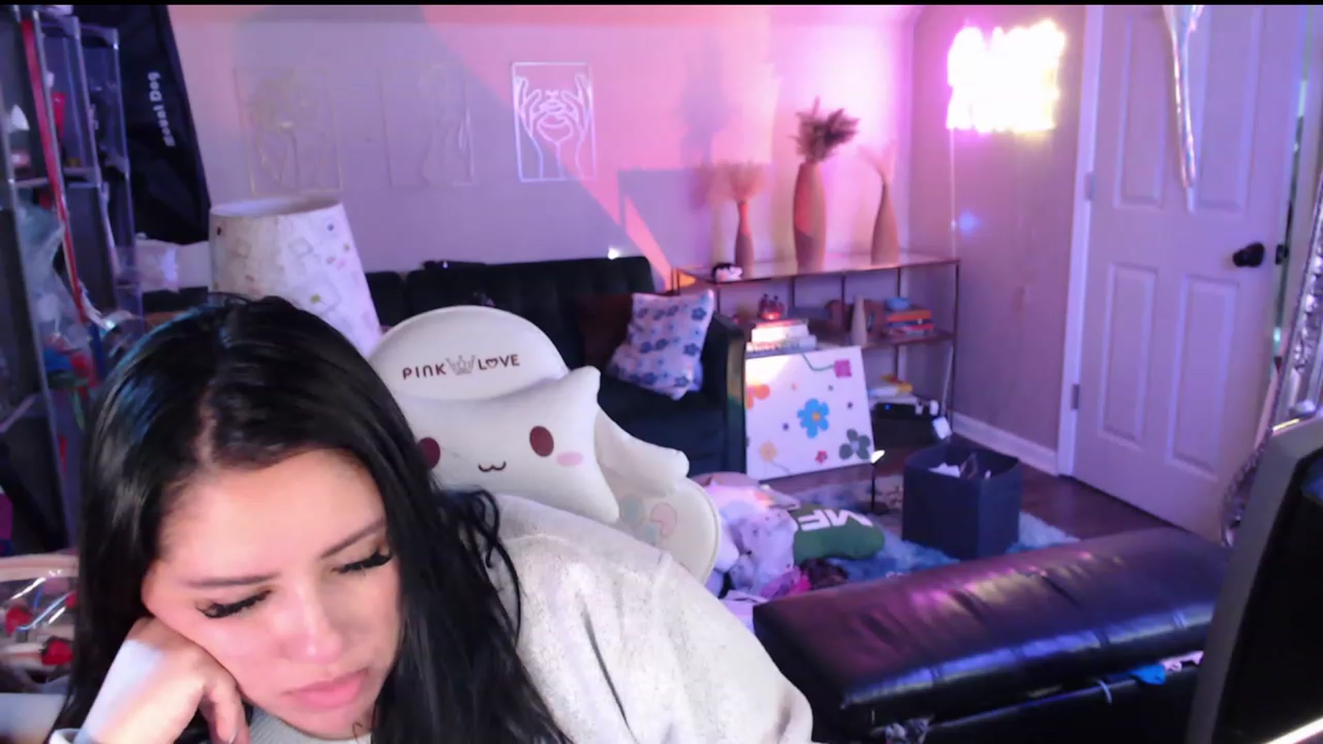 Gallery image thumbnail from Kamila__'s myfreecams stream on, 05/07/2023, 13:19 image 2 of 20