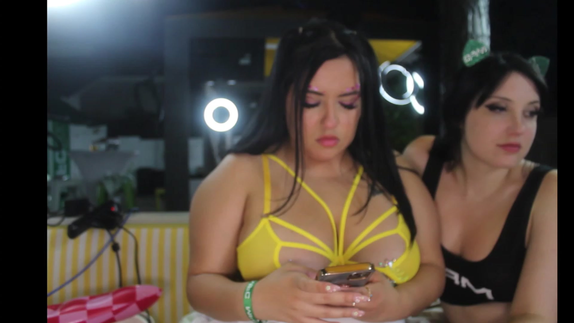 Gallery image thumbnail from Kamila__'s myfreecams stream on, 05/25/2023, 07:46 image 10 of 20