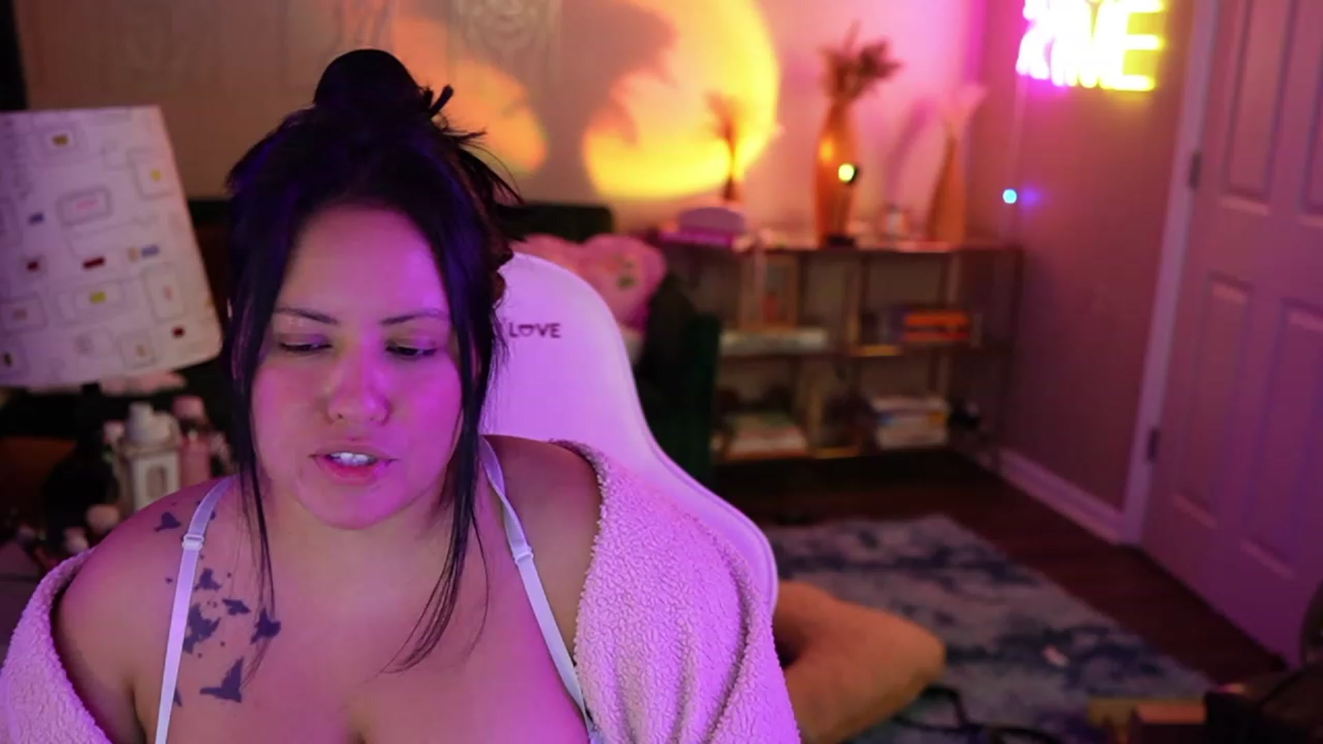 Gallery image thumbnail from Kamila__'s myfreecams stream on, 06/18/2023, 10:12 image 14 of 20