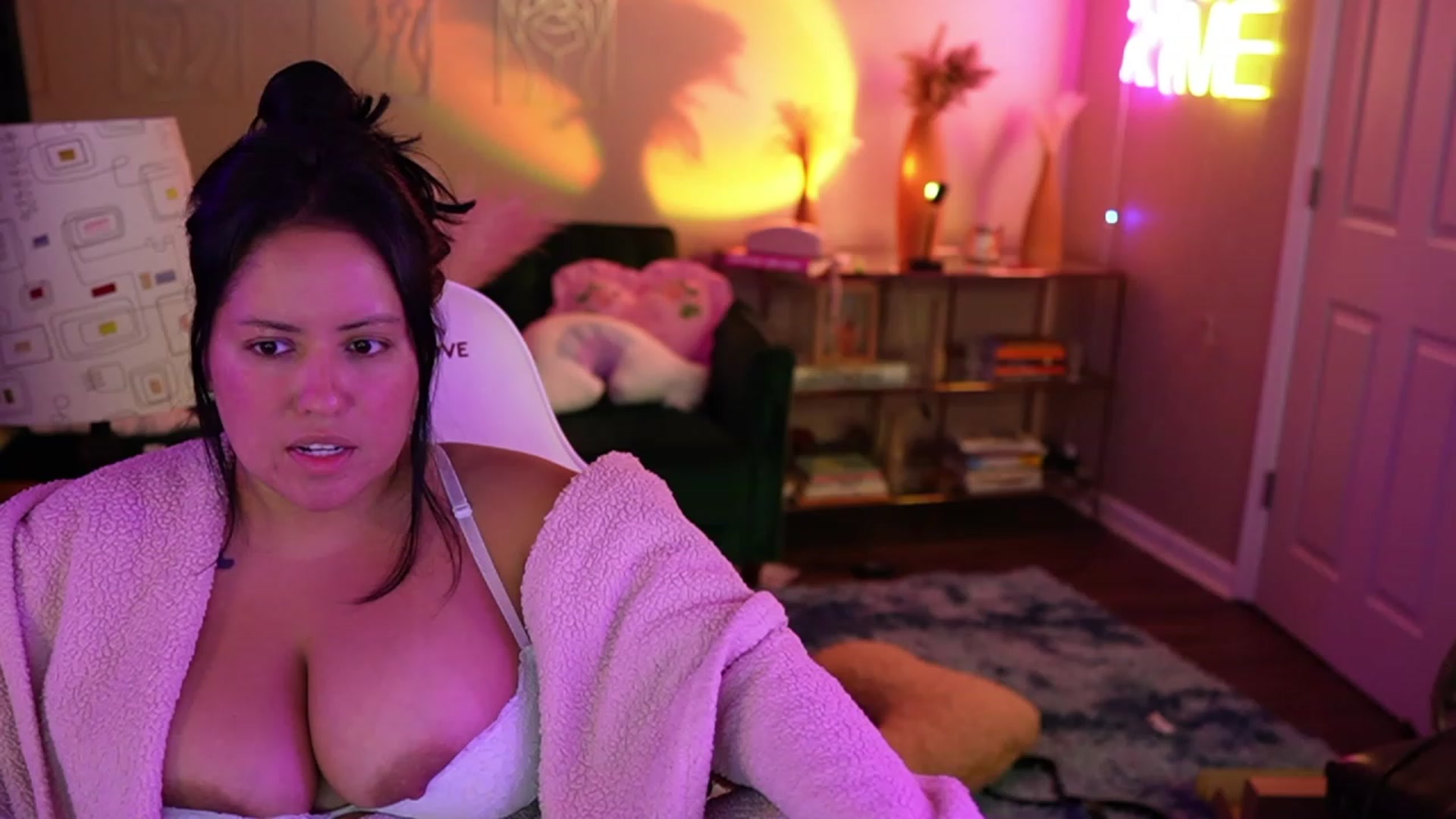 Gallery image thumbnail from Kamila__'s myfreecams stream on, 06/18/2023, 10:12 image 8 of 20