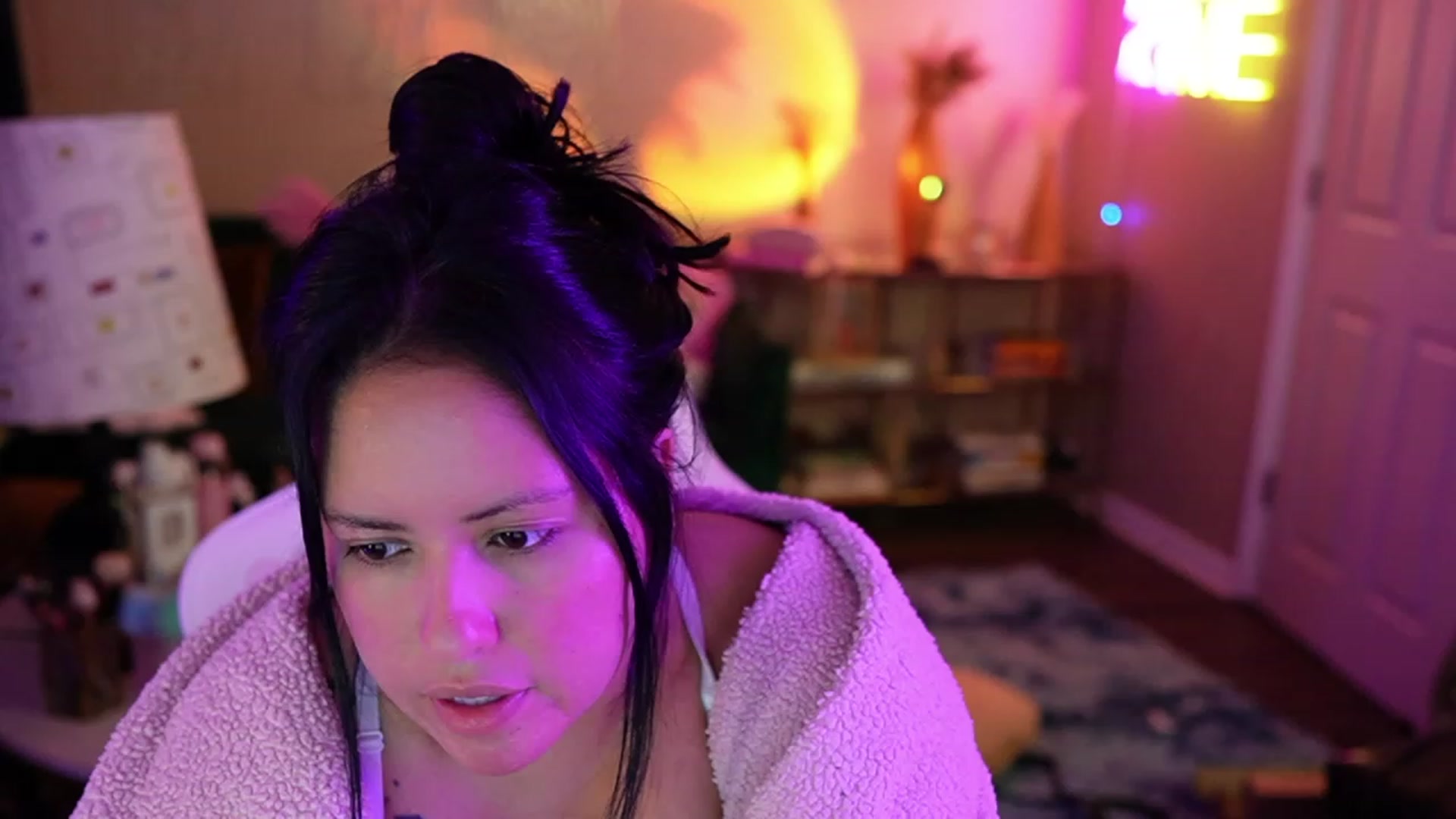 Gallery image thumbnail from Kamila__'s myfreecams stream on, 06/18/2023, 10:12 image 12 of 20