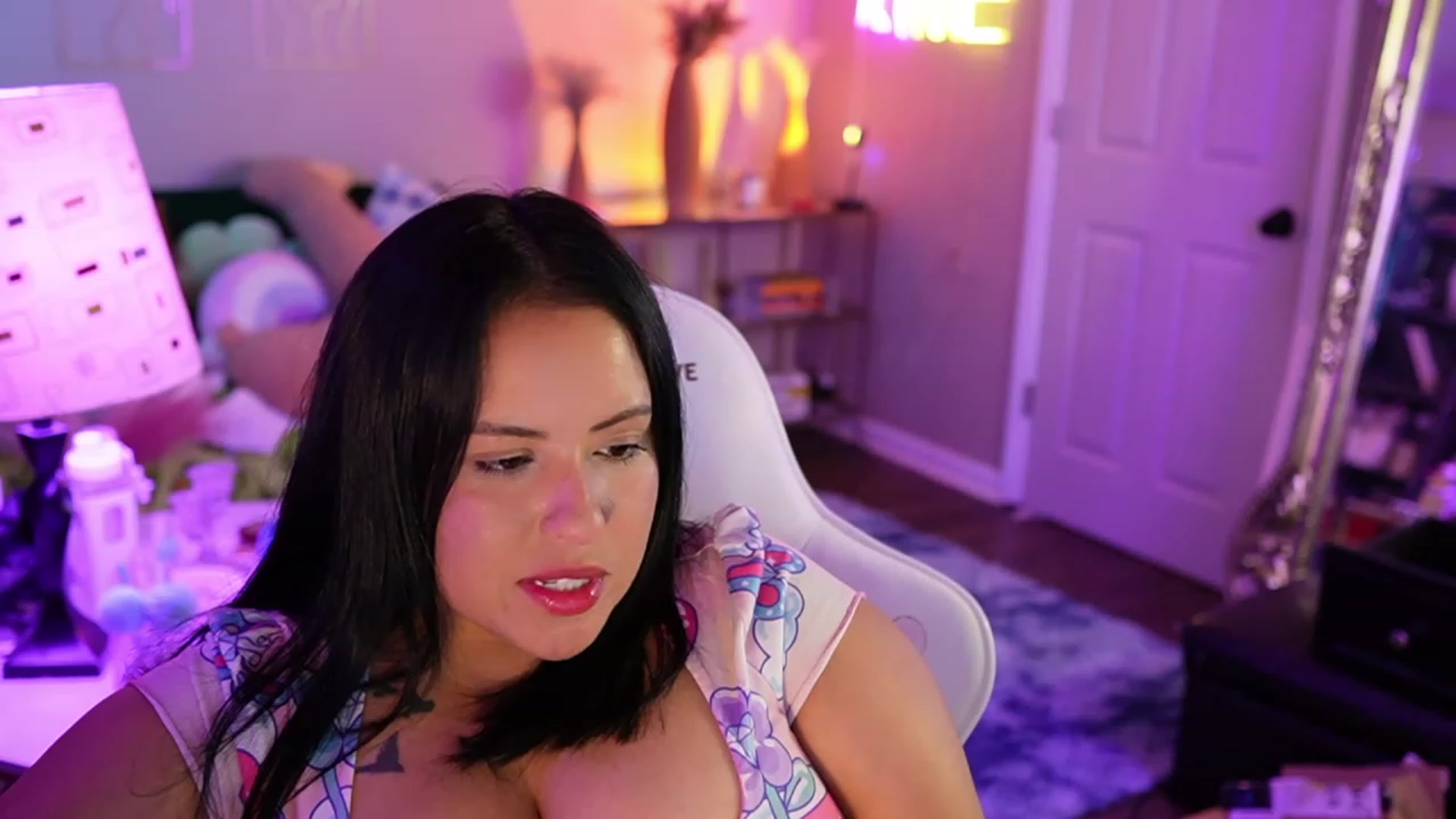 Gallery image thumbnail from Kamila__'s myfreecams stream on, 06/19/2023, 06:55 image 7 of 20