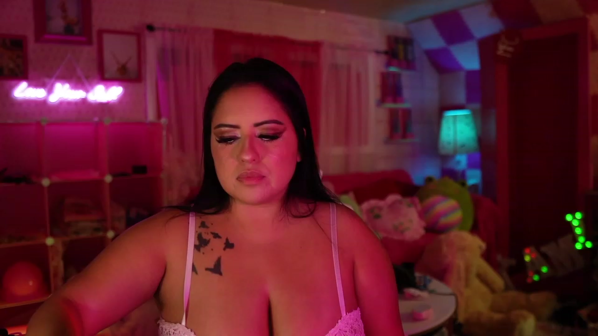 Gallery image thumbnail from Kamila__'s myfreecams stream on, 09/30/2023, 10:13 image 12 of 20
