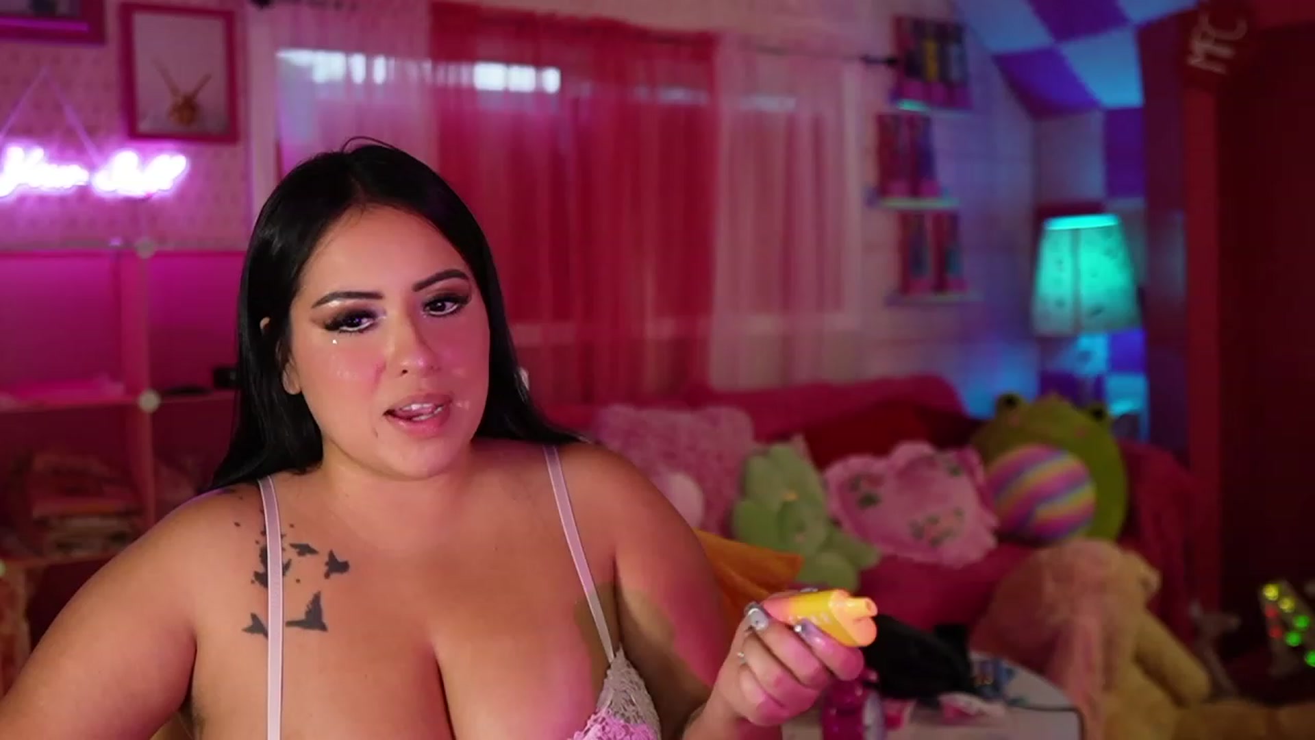 Gallery image thumbnail from Kamila__'s myfreecams stream on, 09/30/2023, 12:30 image 7 of 20