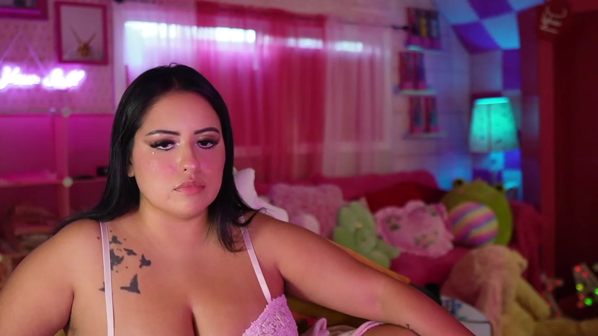 Gallery image thumbnail from Kamila__'s myfreecams stream on, 09/30/2023, 12:30 image 18 of 20