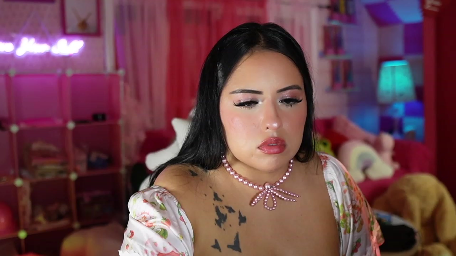Gallery image thumbnail from Kamila__'s myfreecams stream on, 10/01/2023, 02:55 image 13 of 20
