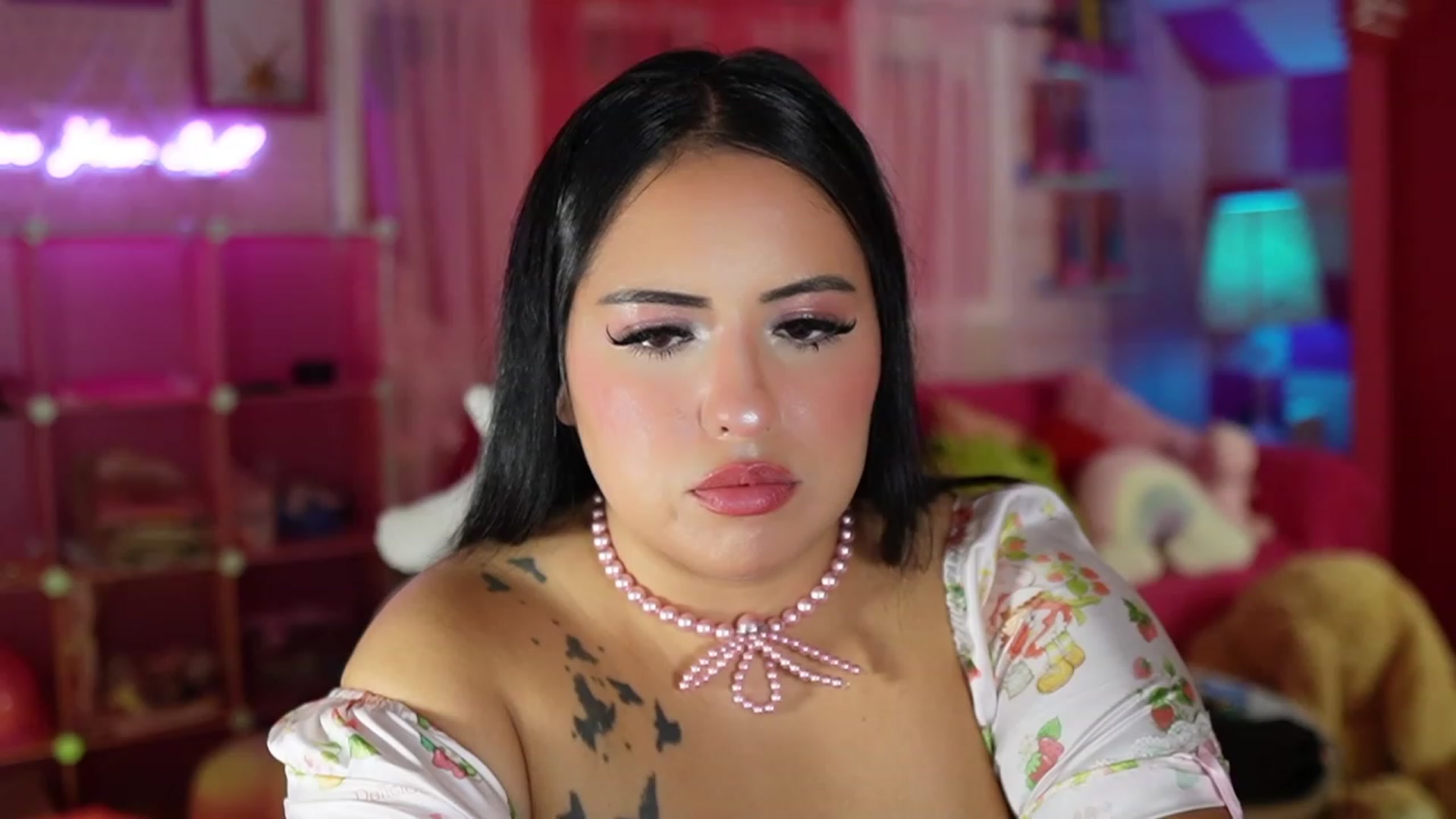 Gallery image thumbnail from Kamila__'s myfreecams stream on, 10/01/2023, 02:55 image 18 of 20