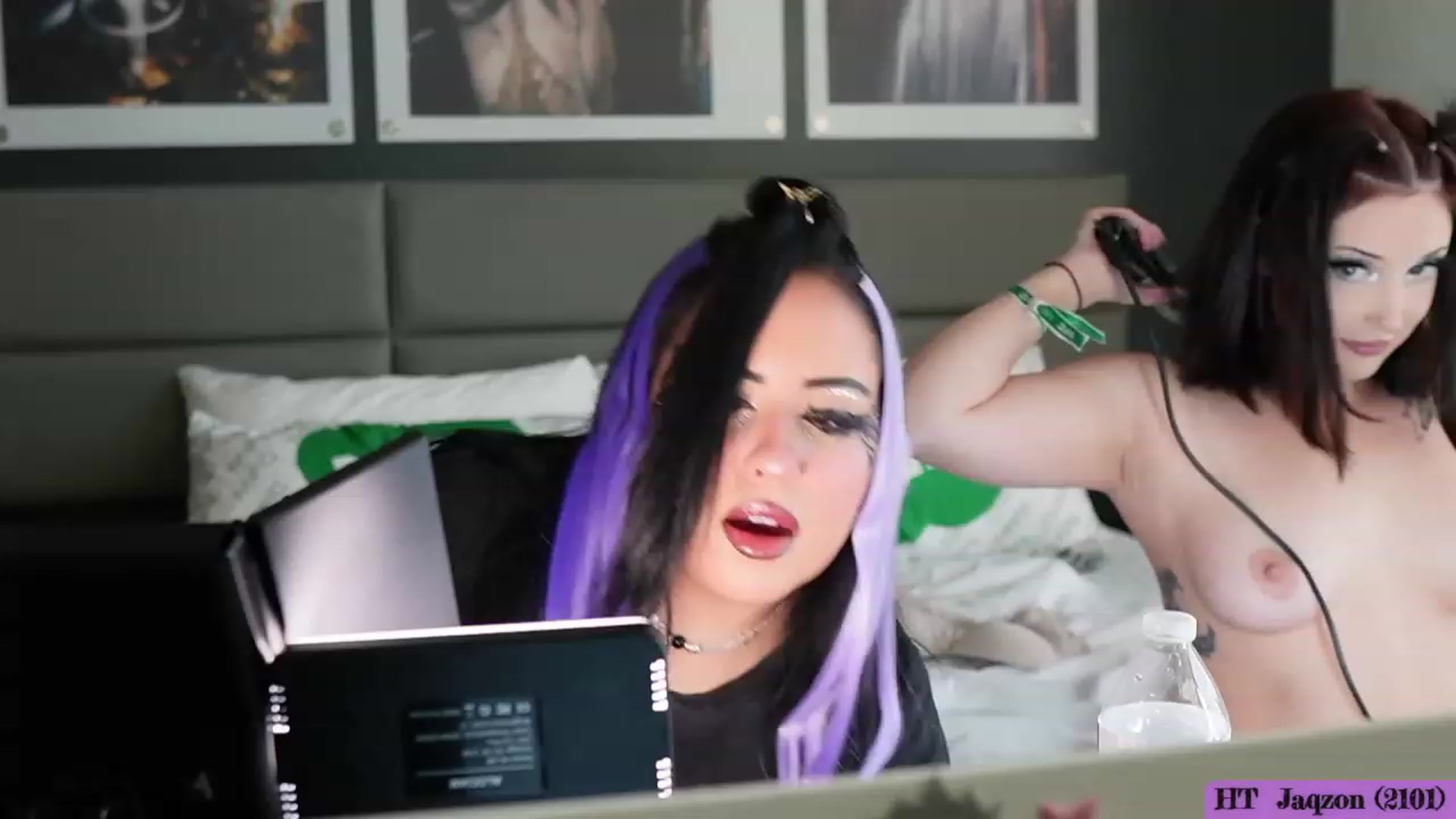 Gallery image thumbnail from Kamila__'s myfreecams stream on, 10/11/2023, 01:00 image 12 of 20