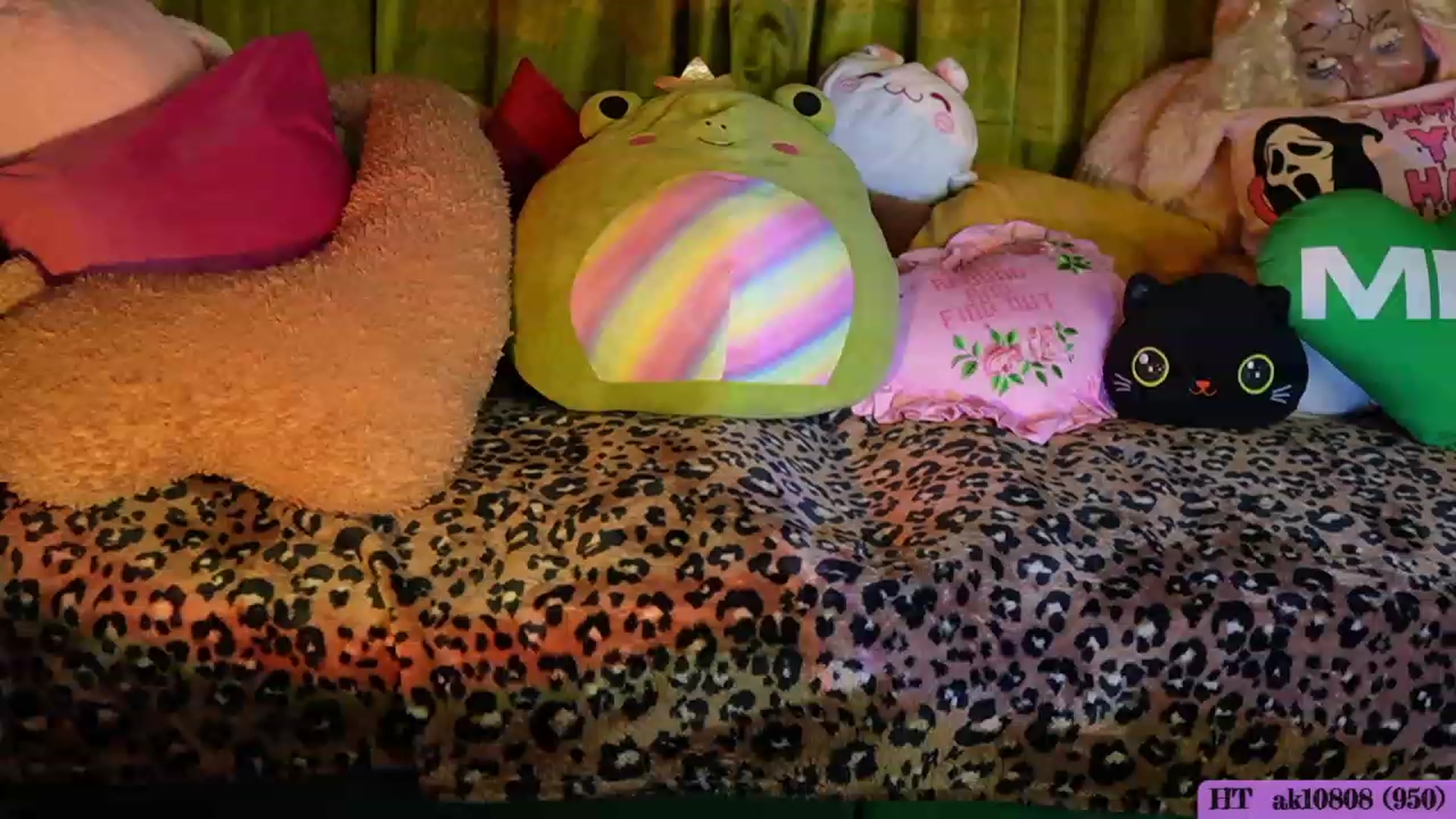 Gallery image thumbnail from Kamila__'s myfreecams stream on, 10/15/2023, 23:21 image 10 of 20