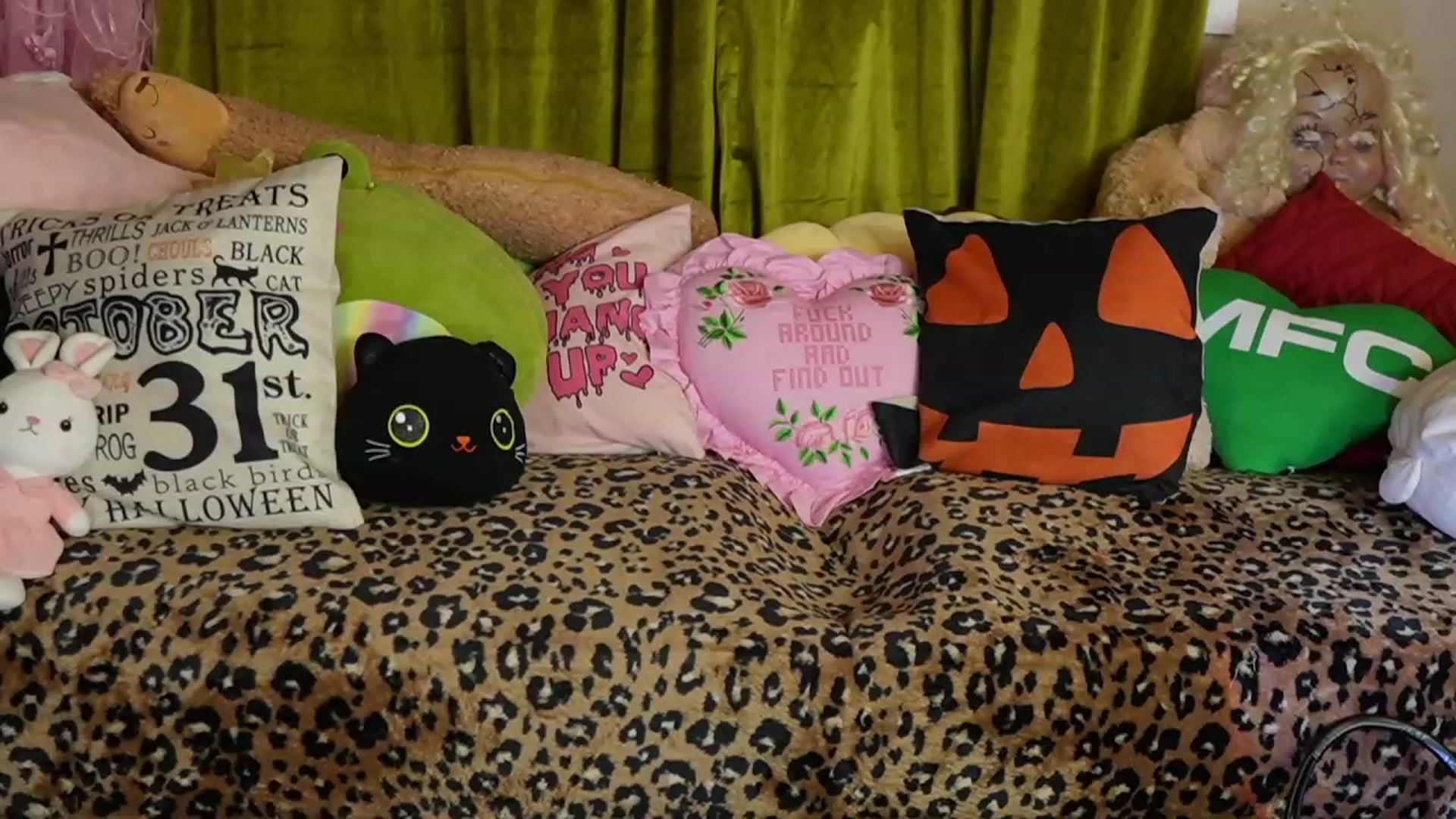 Gallery image thumbnail from Kamila__'s myfreecams stream on, 10/21/2023, 03:12 image 4 of 20