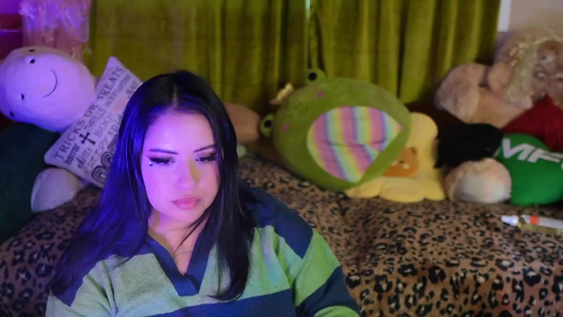Gallery image thumbnail from Kamila__'s myfreecams stream on, 10/21/2023, 13:51 image 13 of 20