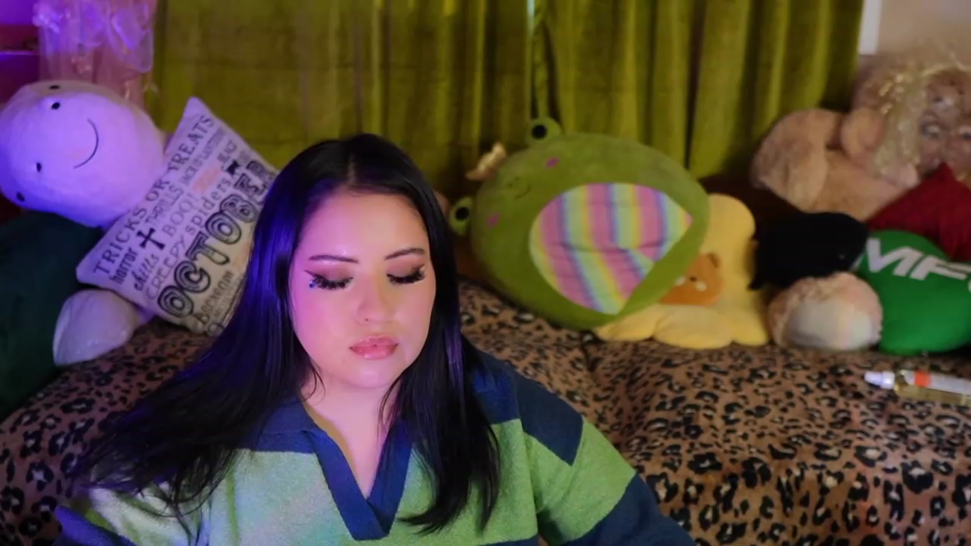 Gallery image thumbnail from Kamila__'s myfreecams stream on, 10/21/2023, 13:51 image 9 of 20
