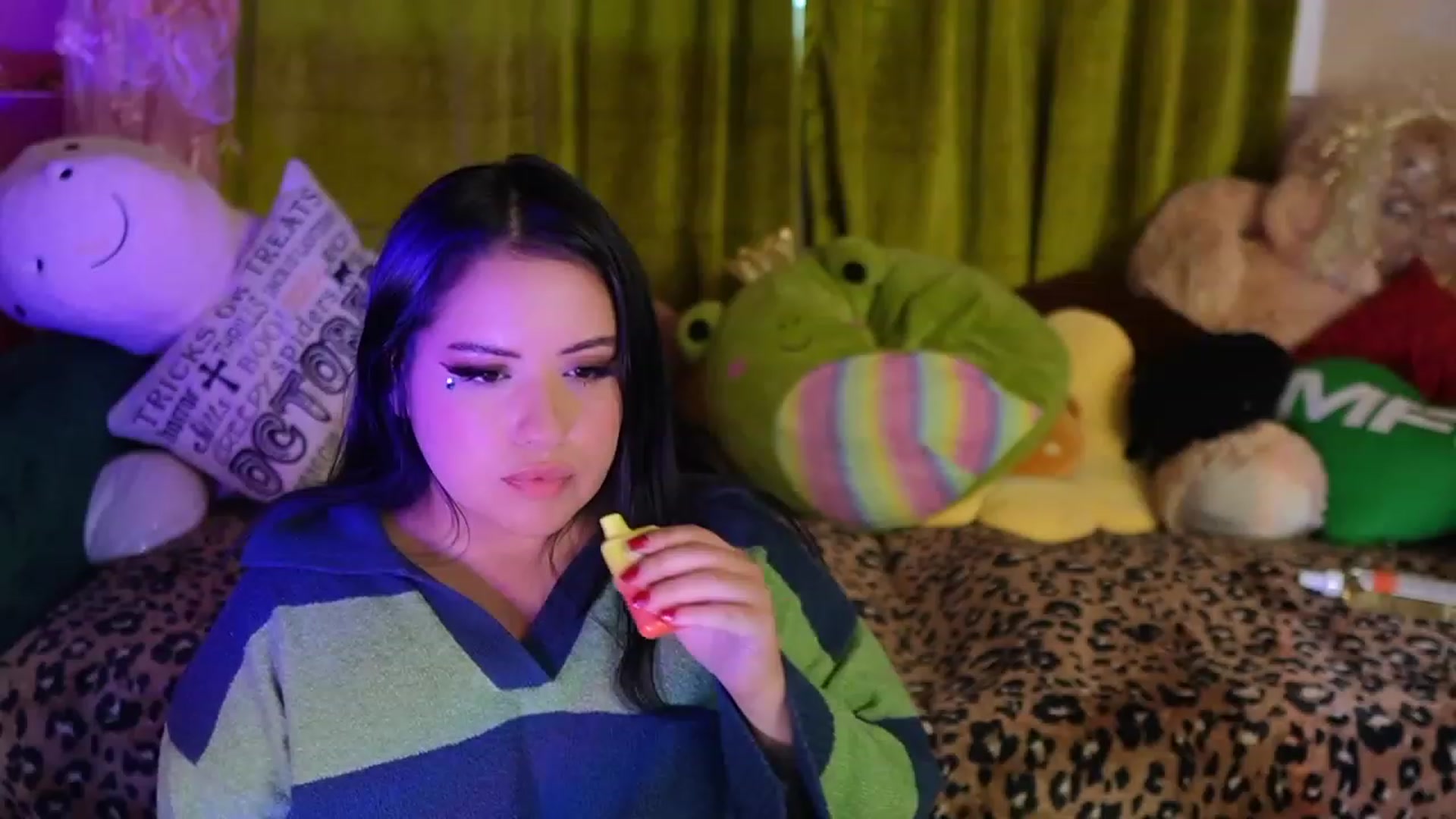 Gallery image thumbnail from Kamila__'s myfreecams stream on, 10/21/2023, 13:51 image 17 of 20