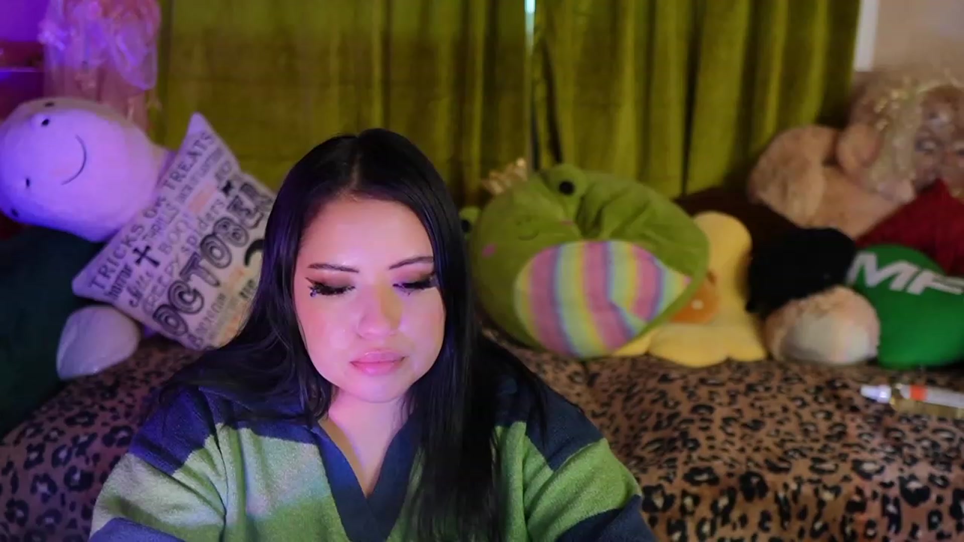 Gallery image thumbnail from Kamila__'s myfreecams stream on, 10/21/2023, 13:51 image 16 of 20