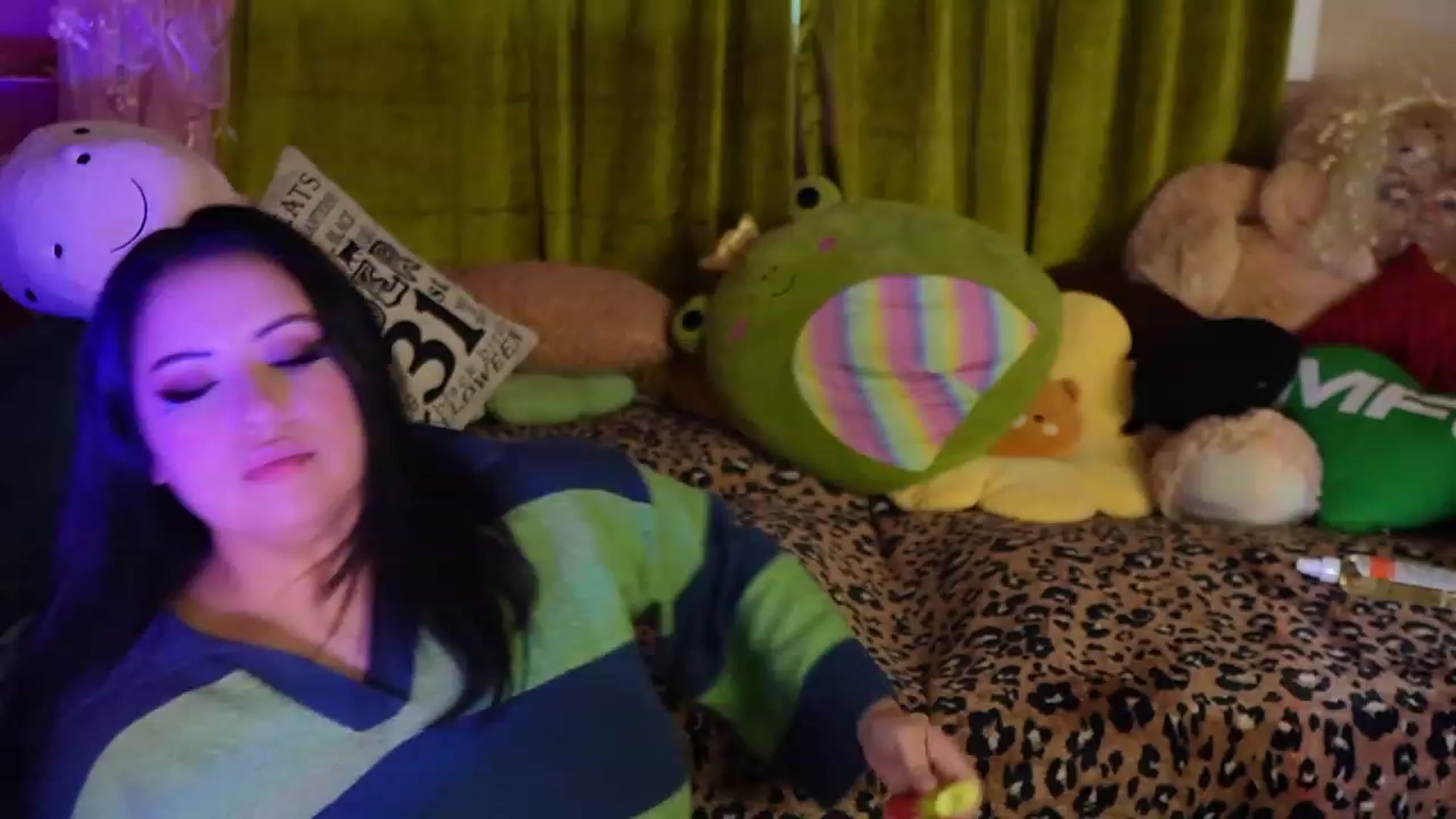 Gallery image thumbnail from Kamila__'s myfreecams stream on, 10/21/2023, 13:51 image 14 of 20