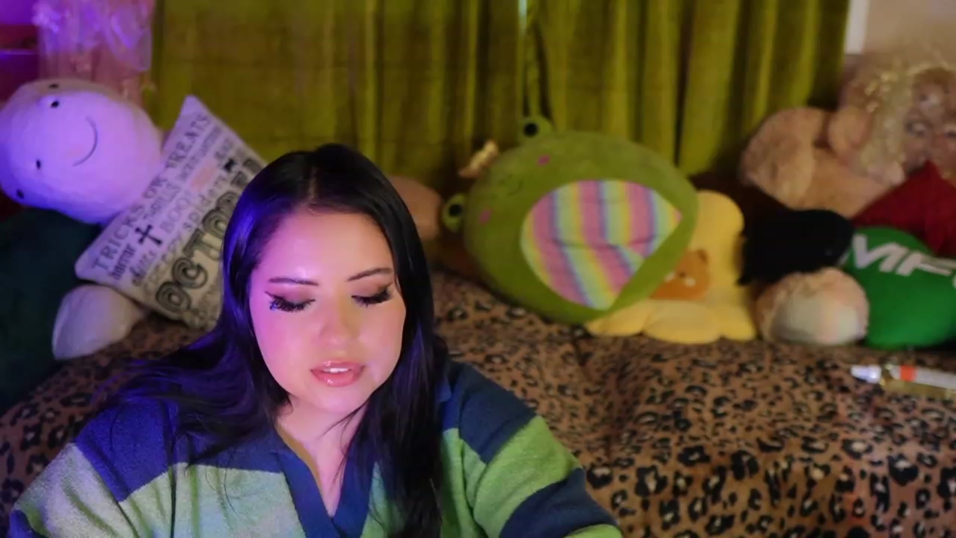 Gallery image thumbnail from Kamila__'s myfreecams stream on, 10/21/2023, 13:51 image 10 of 20