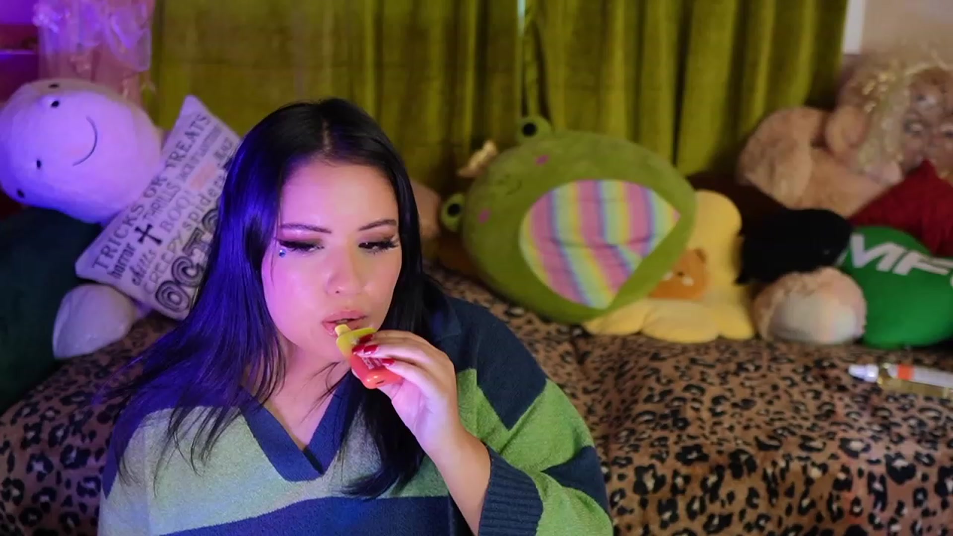 Gallery image thumbnail from Kamila__'s myfreecams stream on, 10/21/2023, 13:51 image 11 of 20