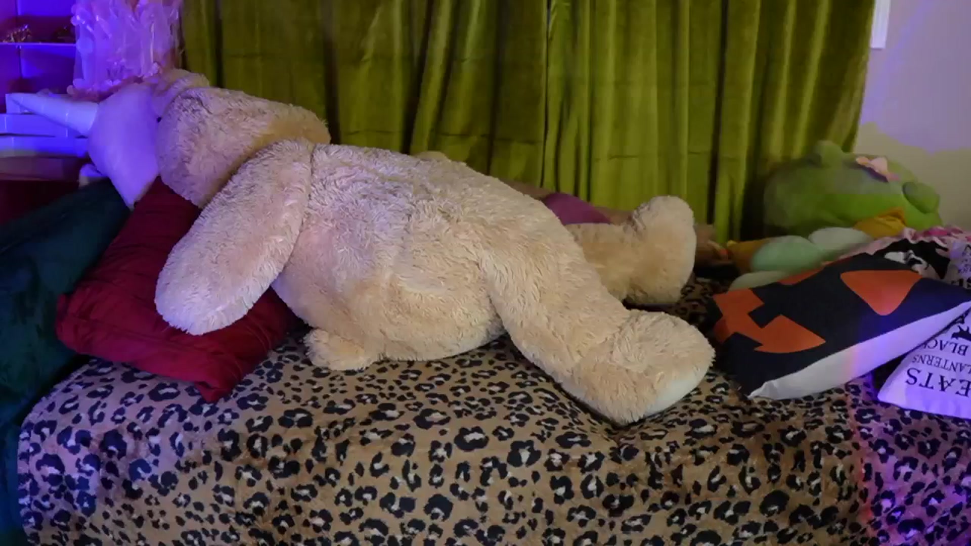 Gallery image thumbnail from Kamila__'s myfreecams stream on, 10/28/2023, 05:40 image 17 of 20