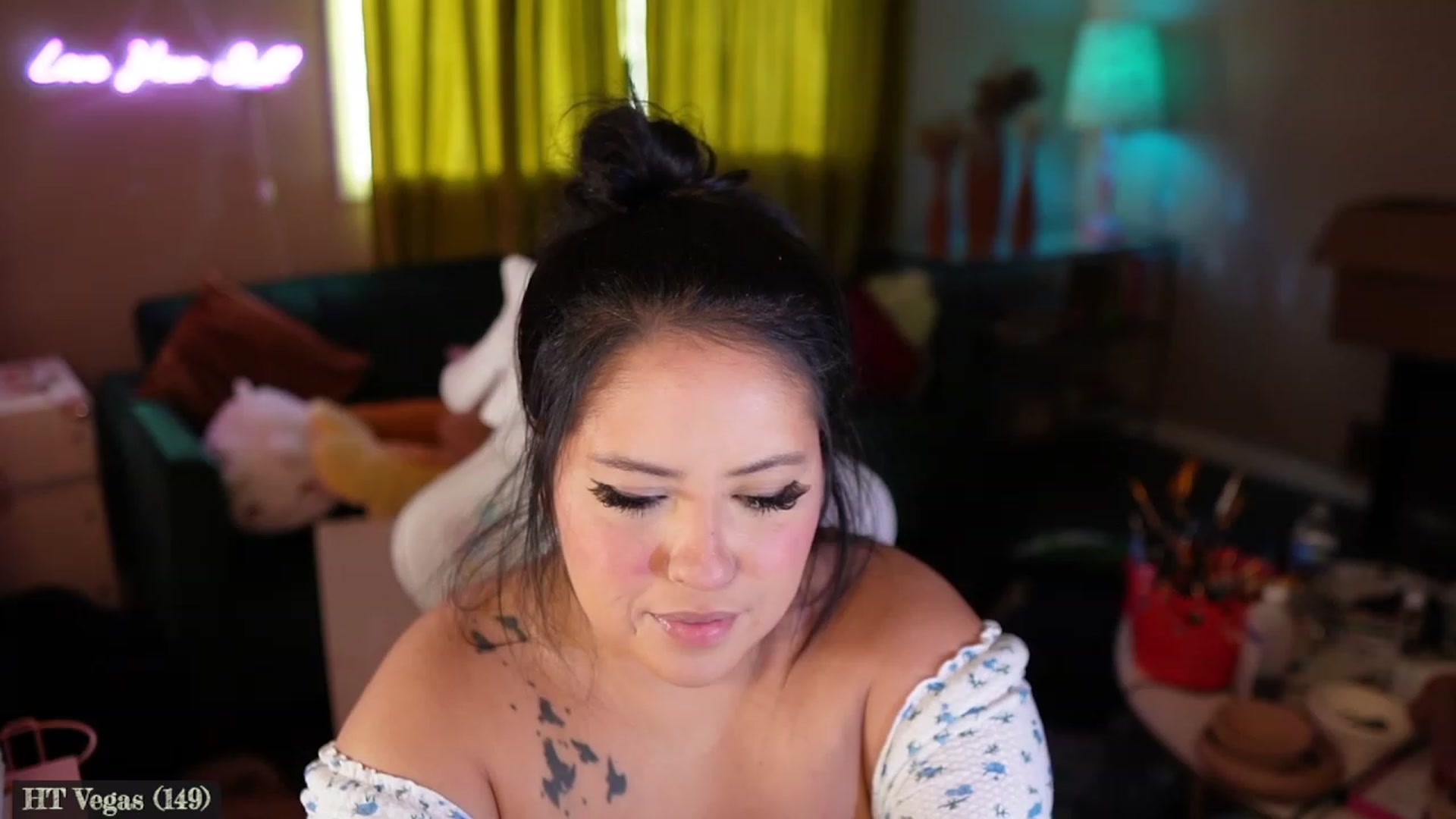 Gallery image thumbnail from Kamila__'s myfreecams stream on, 11/20/2023, 24:40 image 1 of 20