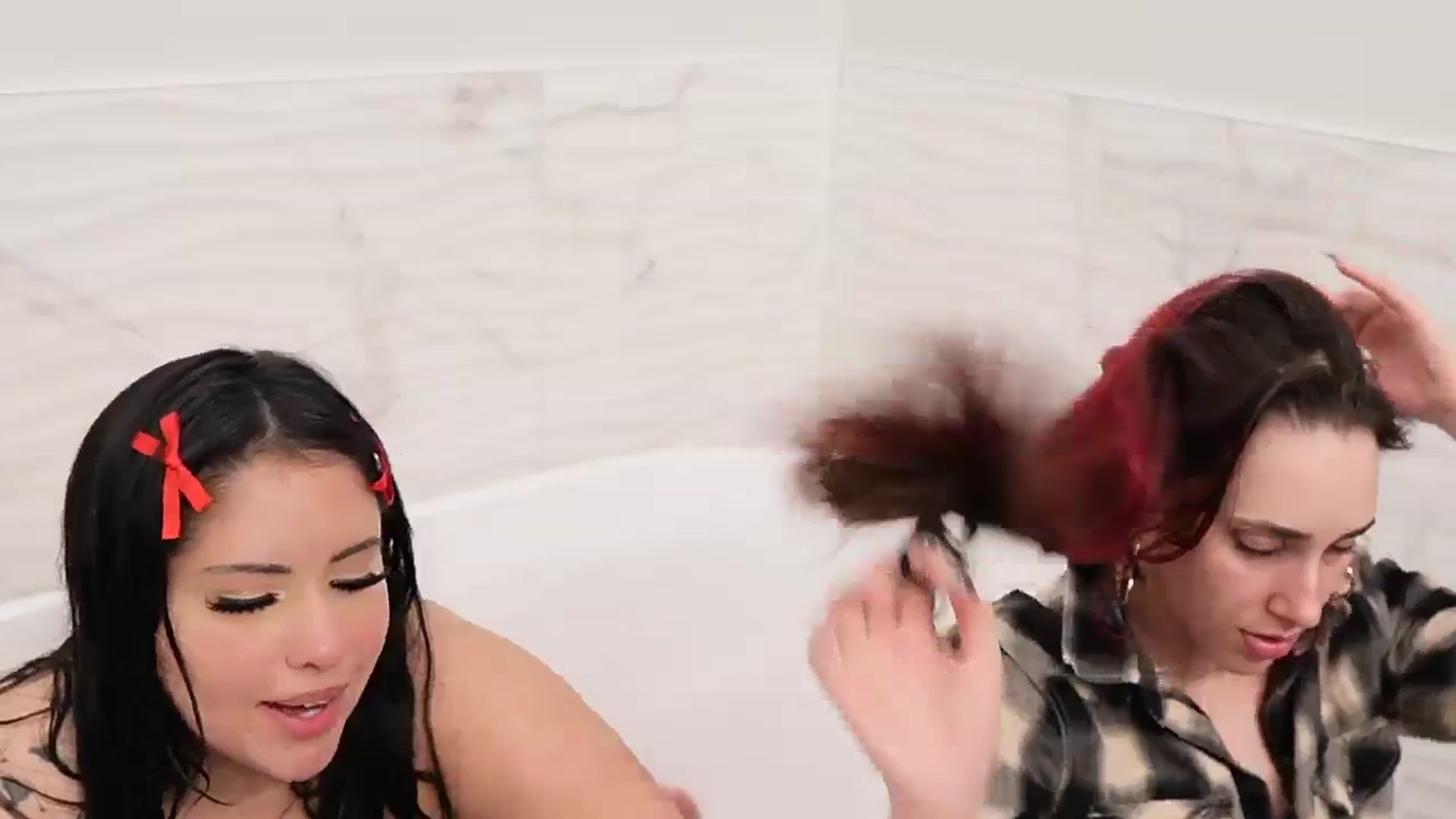 Gallery image thumbnail from Kamila__'s myfreecams stream on, 02/25/2024, 13:22 image 11 of 20