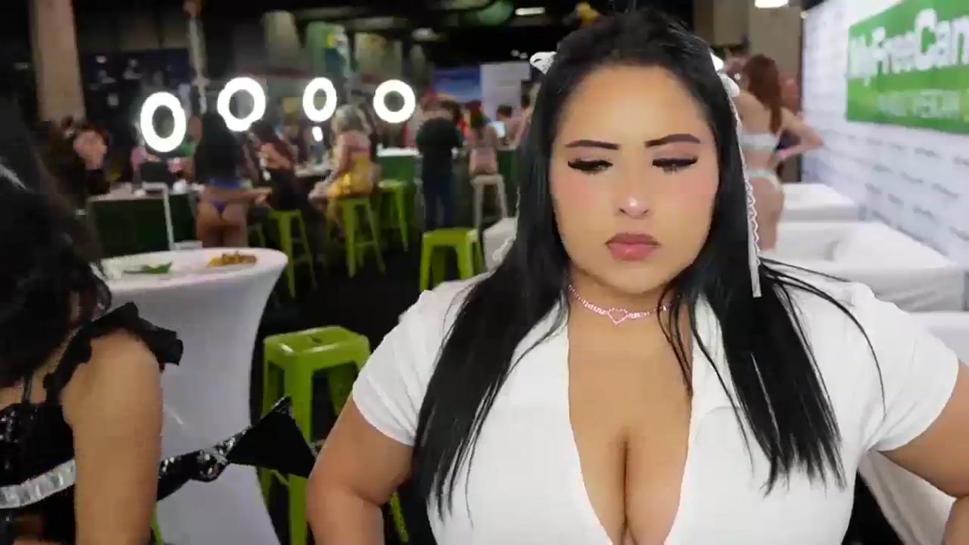 Gallery image thumbnail from Kamila__'s myfreecams stream on, 04/13/2024, 01:29 image 12 of 20