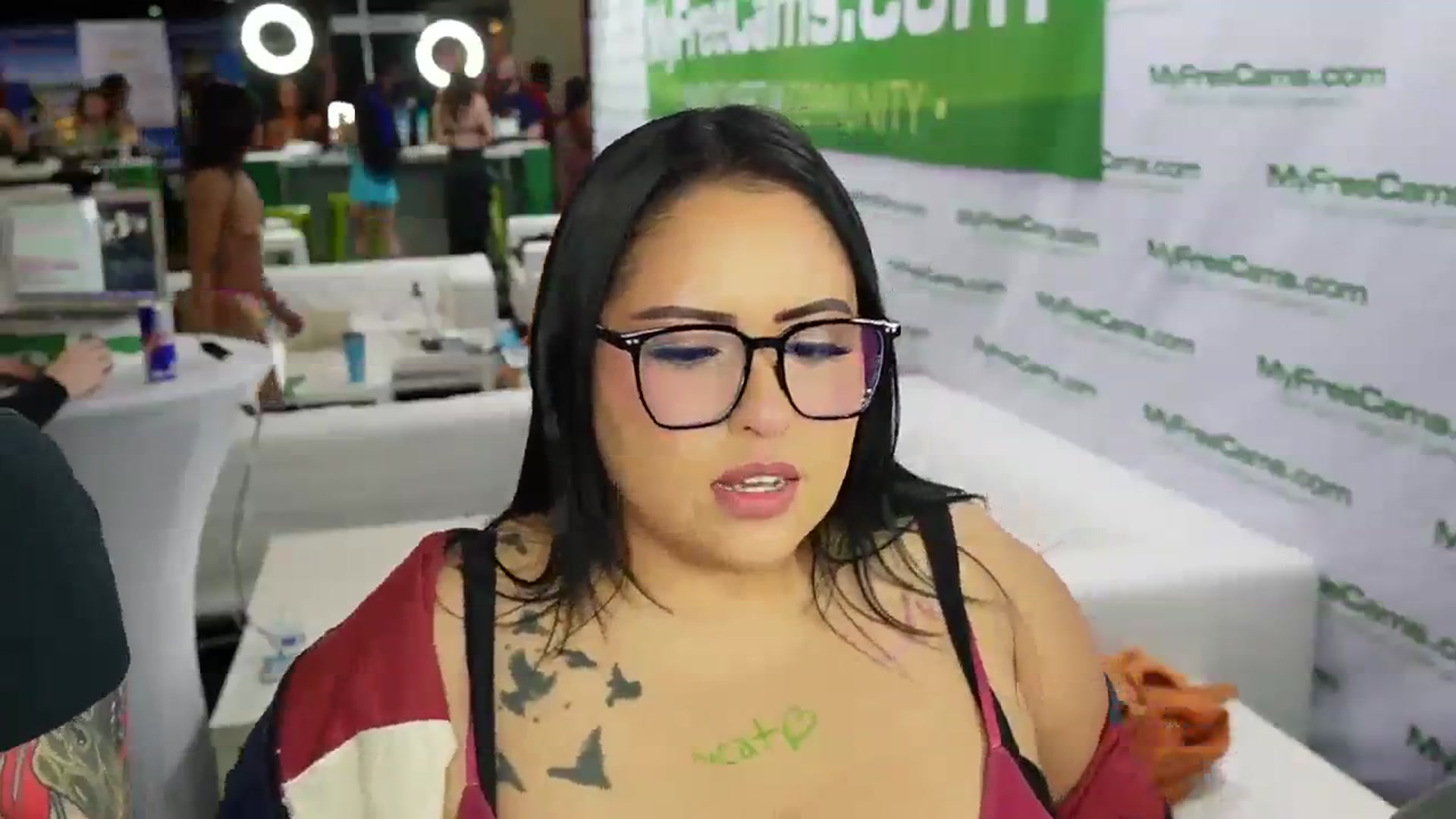 Gallery image thumbnail from Kamila__'s myfreecams stream on, 04/13/2024, 23:29 image 12 of 20