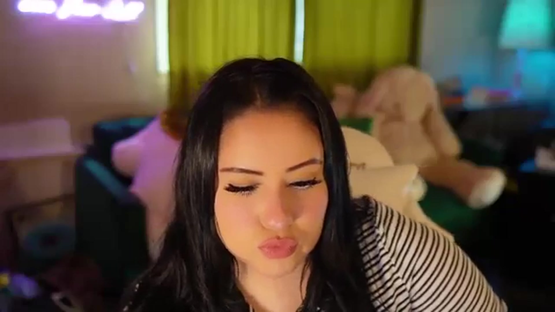 Gallery image thumbnail from Kamila__'s myfreecams stream on, 06/03/2024, 21:04 image 4 of 20