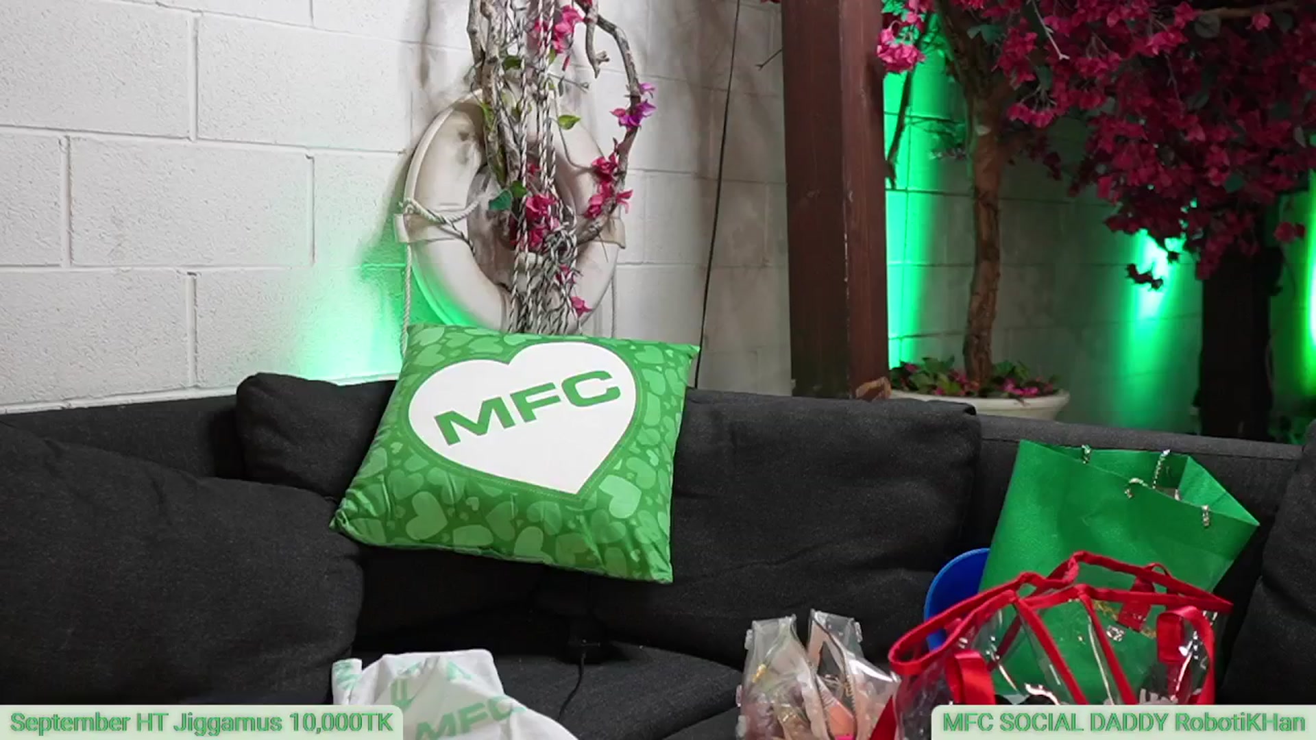 Gallery image thumbnail from Kamila__'s myfreecams stream on, 09/24/2024, 09:59 image 14 of 20