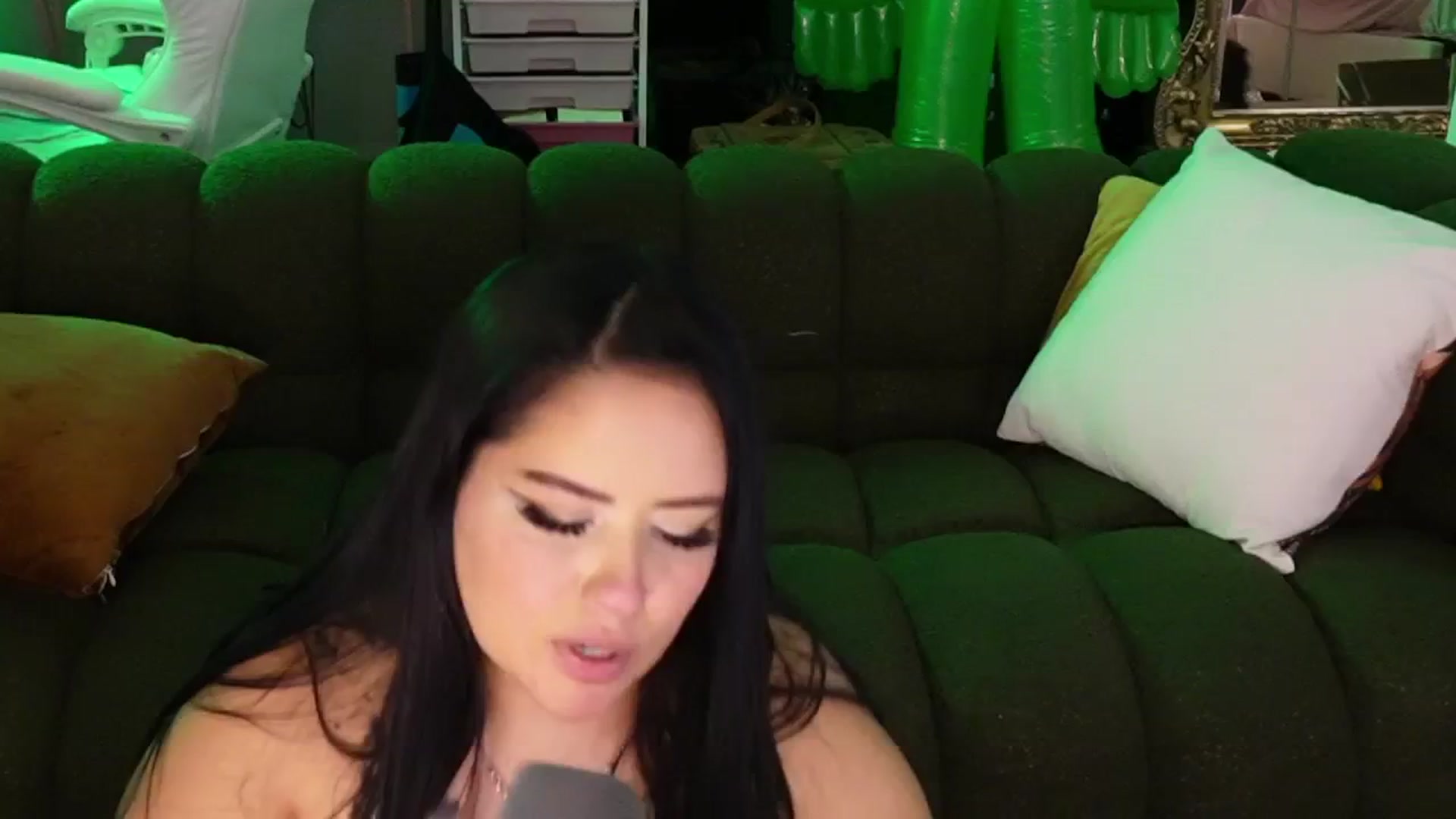 Gallery image thumbnail from Kamila__'s myfreecams stream on, 10/05/2024, 11:17 image 19 of 20